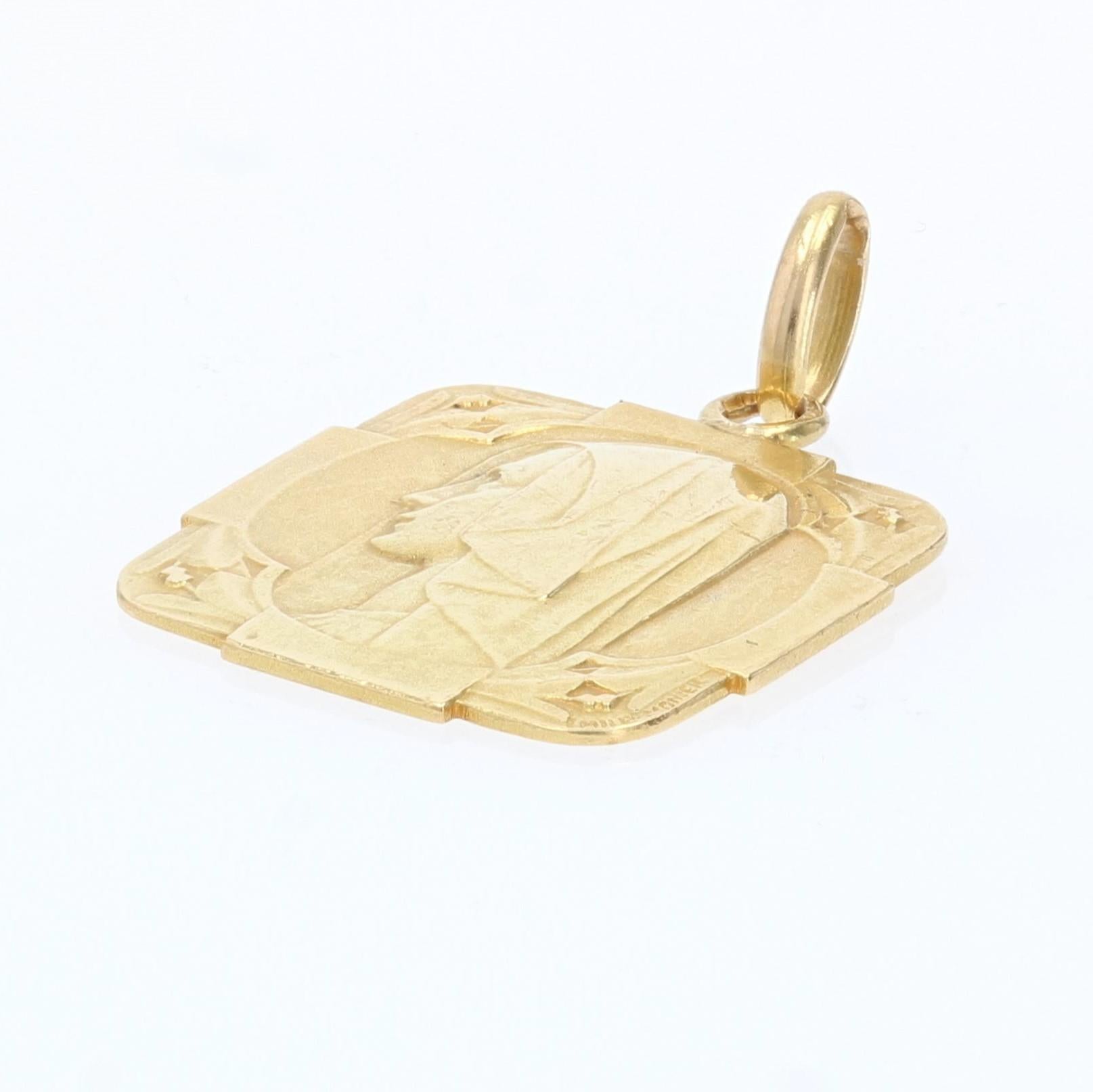 Medal in 18 karat yellow gold, eagle head hallmark.
This medal of square shape represents the profile of the Virgin. The angles are decorated with floral patterns. This religious pendant is signed Emile Monier, on the back is inscribed 