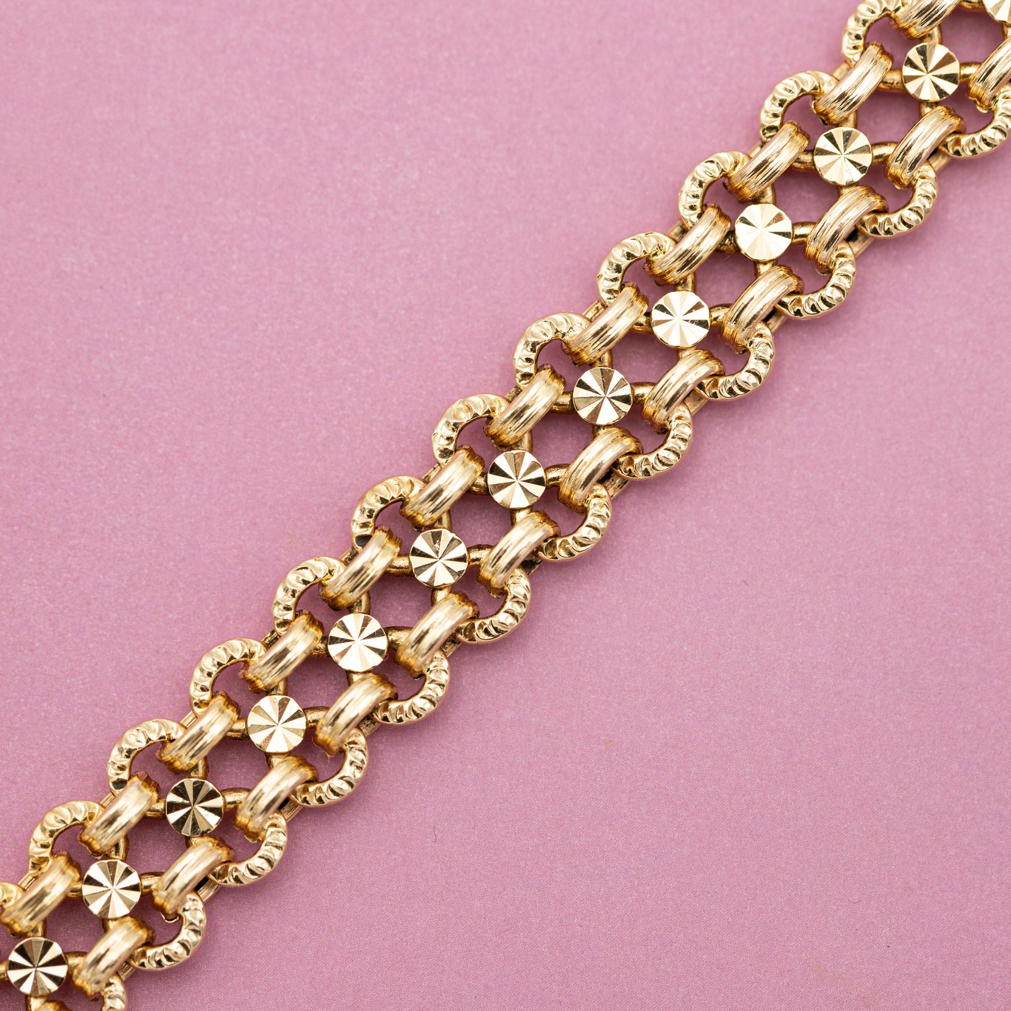 We are happy to introduce you to this wonderful 1940's bracelet which stole our hearts the moment we laid our eyes on her. This 18 ct pinkish yellow gold bracelet is very abundant decorated, on top of that, all decorations are very well detailled.