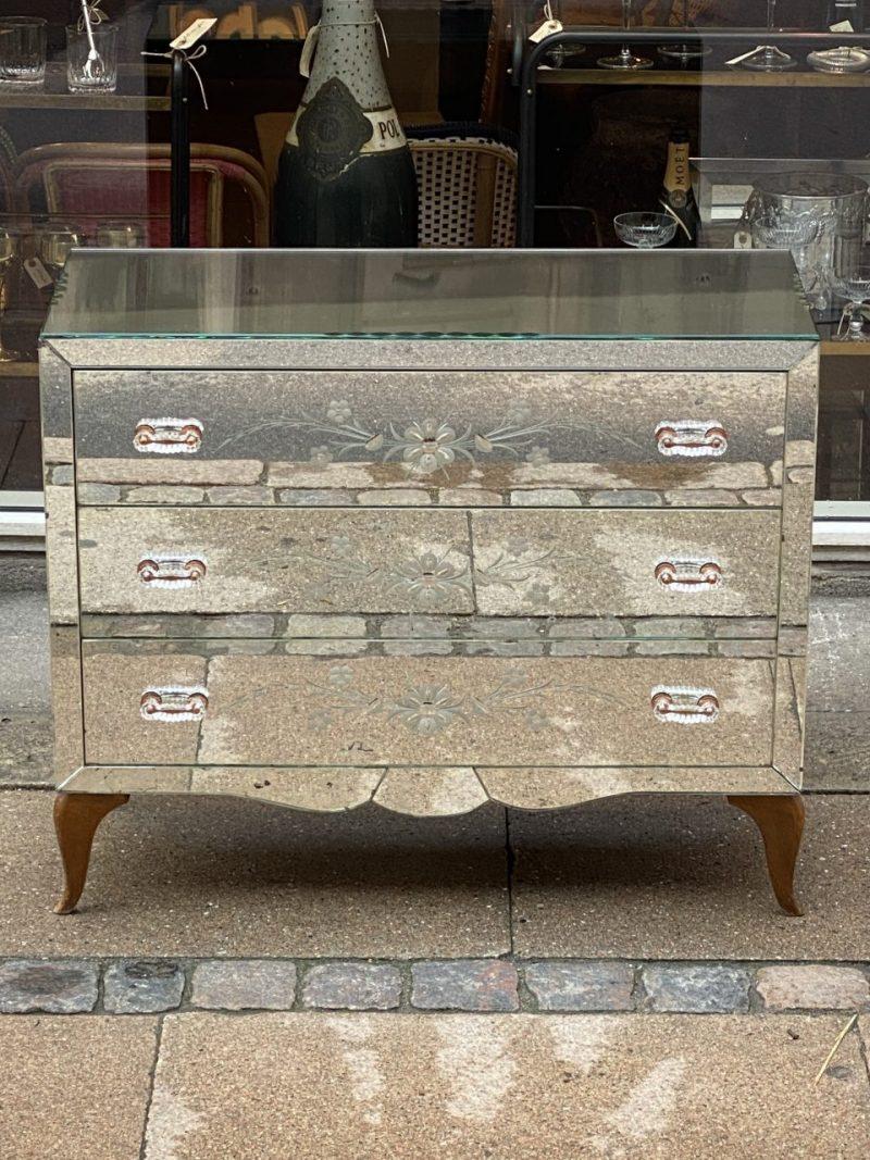 Elegant and stylish antique Venetian style dresser/drawer cabinet clad in quality mirrored glass with faceted mirrored glass and floral ornamentation.

The lovely chest of drawers is from around 1940s-50s France, and is a quality piece of