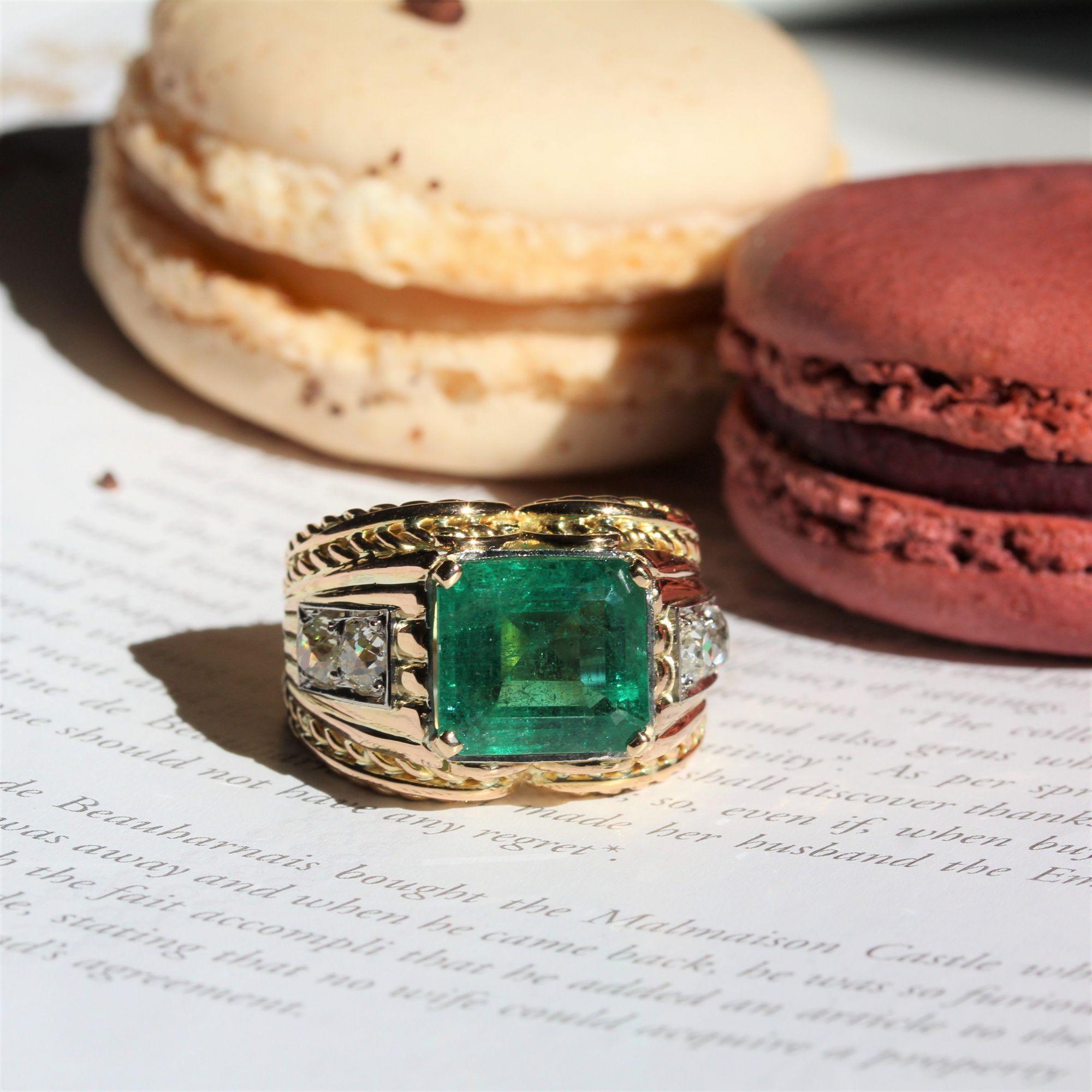 Bague française en or jaune 18 carats et platine, années 1940, 6,41 carats d'émeraudes et de diamants en vente 6