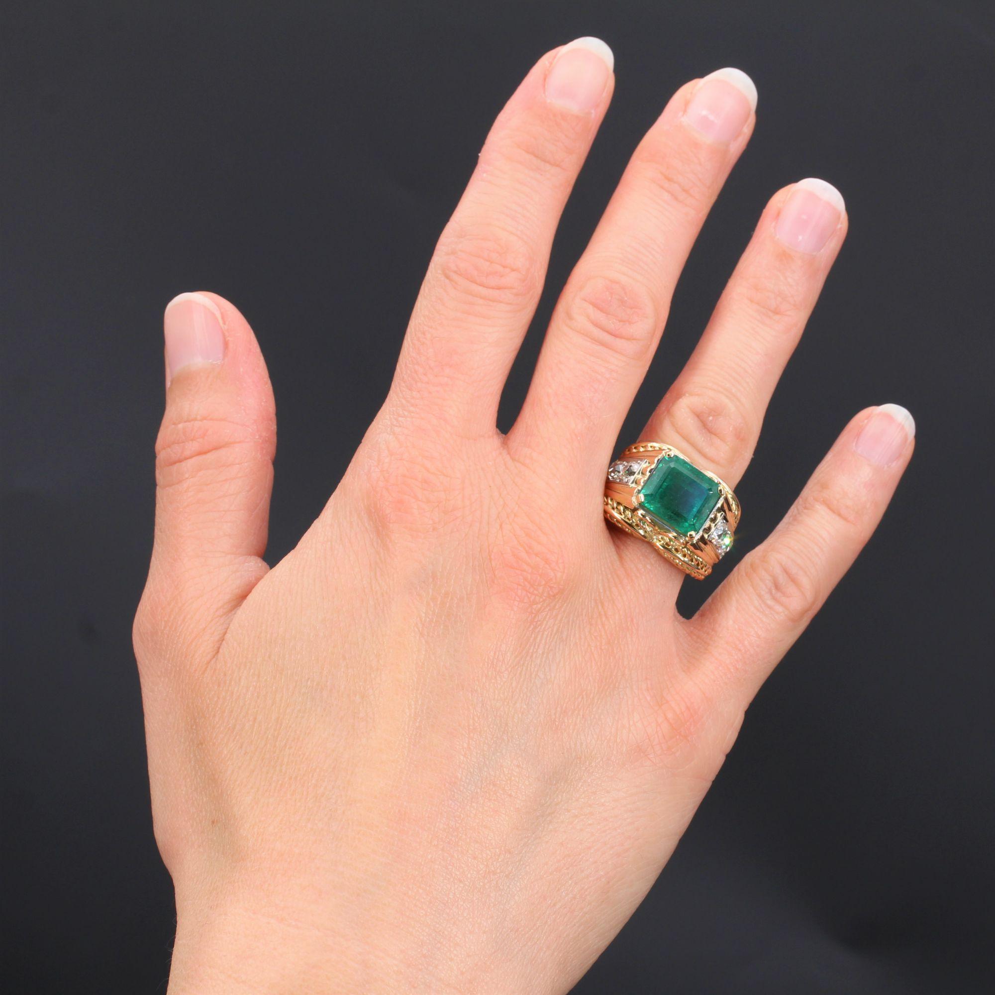 Ring in 18 karat yellow gold, eagle head hallmark and platinum.
Incredible jewelry ring of the 1940s, it is decorated with a degrees- cut emerald and held by 4 claws. On both sides of the ring are set on platinum 2 x 2 antique brilliant- cut