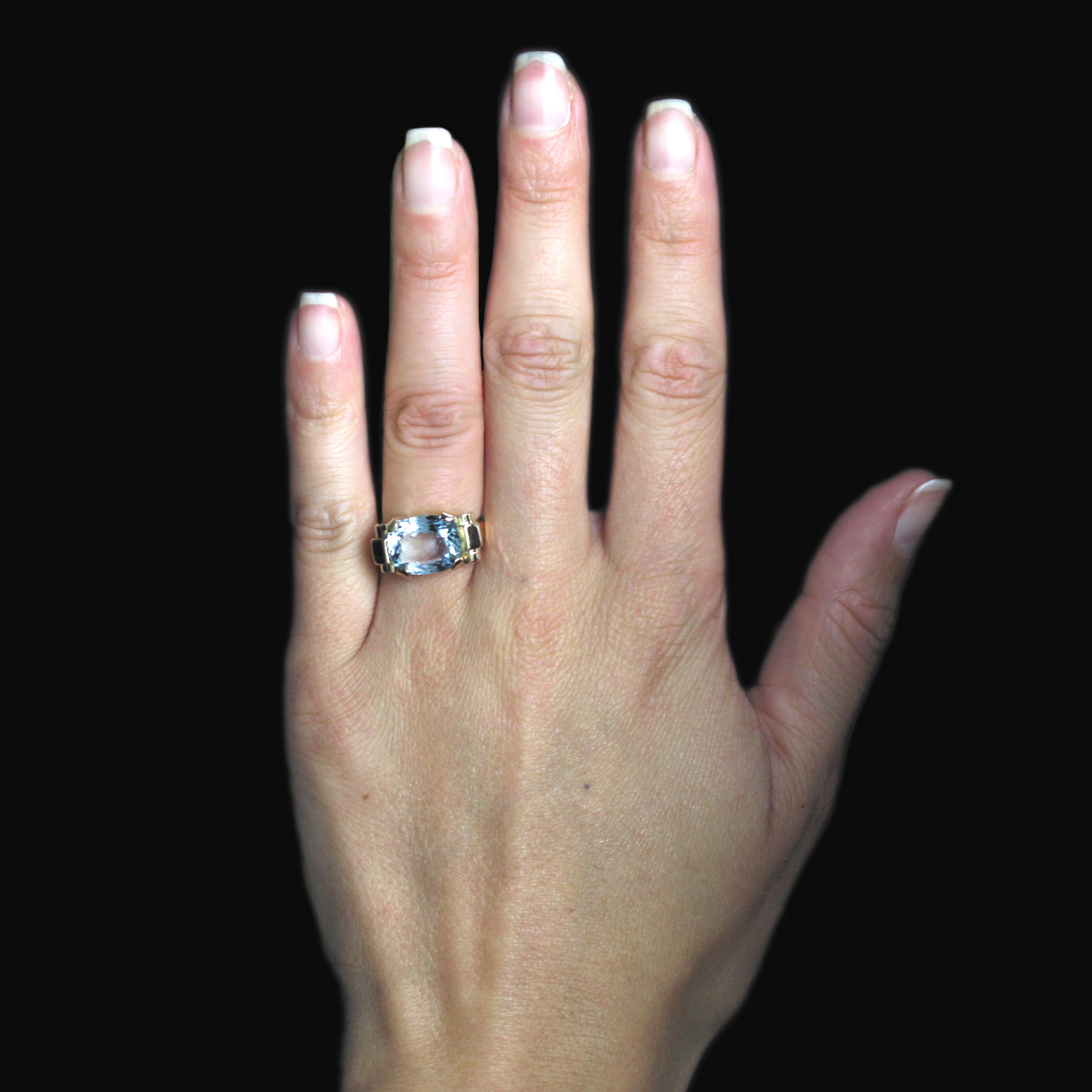 Ring aus 18 Karat Roségold, Adlerkopfpunze.
Dieser antike Aquamarinring weist eine Fassung auf, die durch ihre Schlichtheit charakteristisch für die damalige Zeit ist. Er ist auf beiden Seiten der Ringschiene mit zwei Scroll-Motiven verziert, und