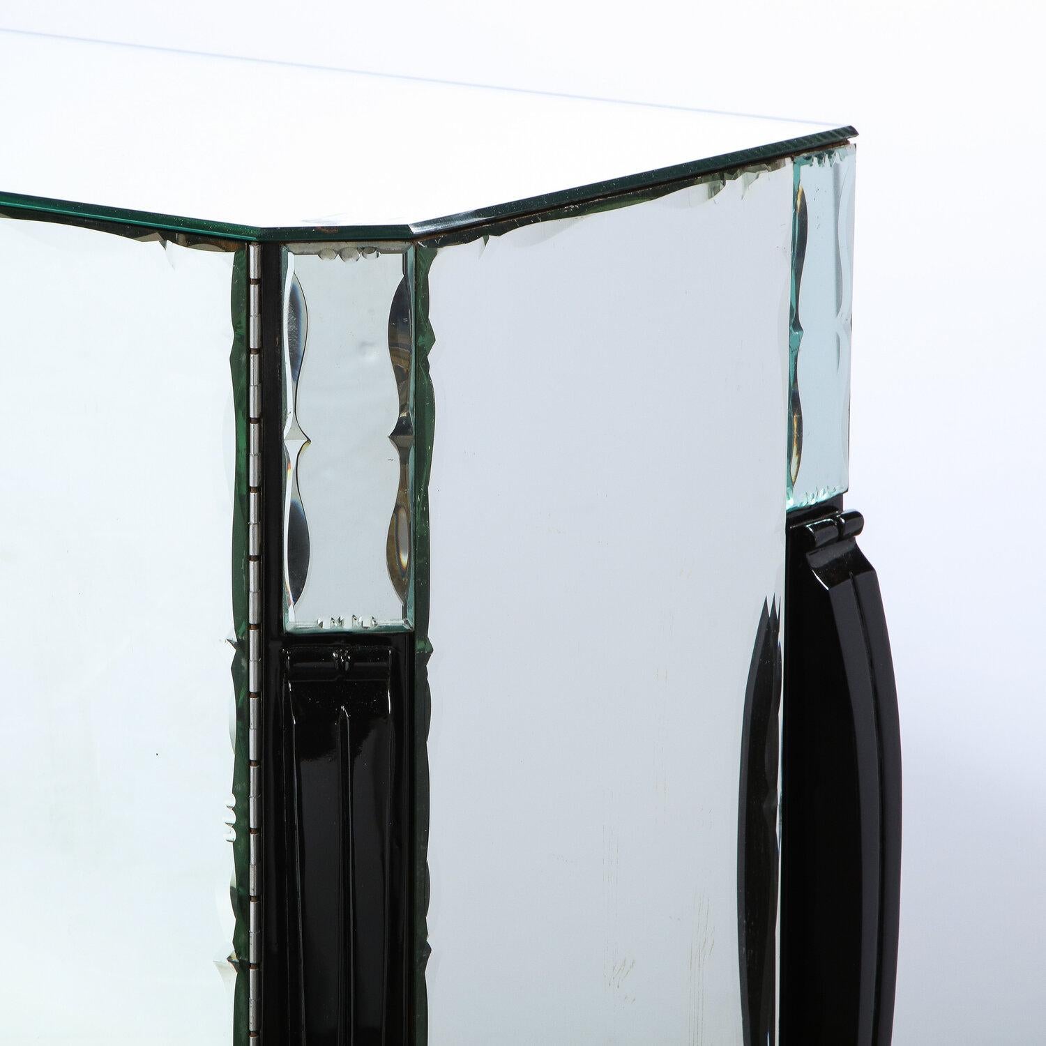 French 1940s Art Deco Beveled Mirrored Chest with Ebonized Walnut Cabriolet Legs en venta 2