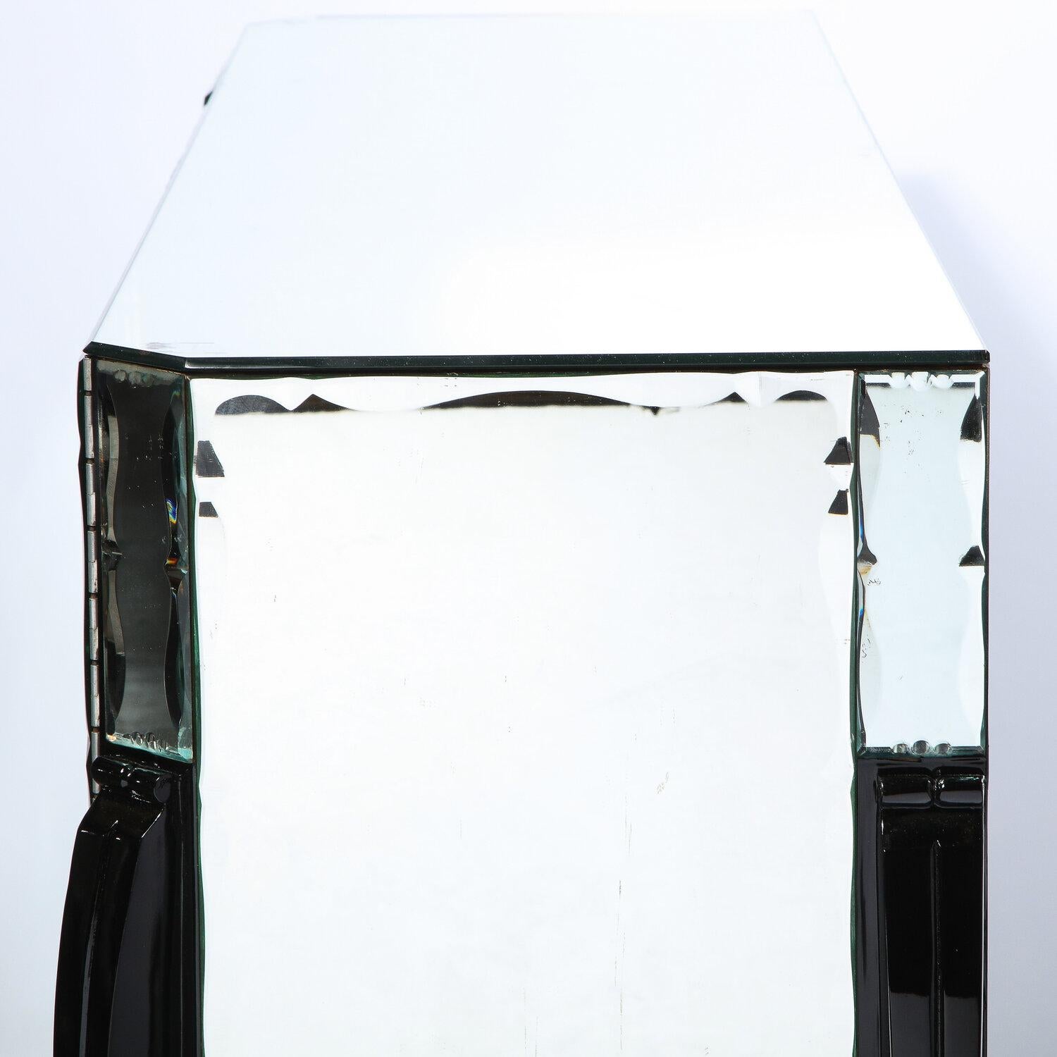 French 1940s Art Deco Beveled Mirrored Chest with Ebonized Walnut Cabriolet Legs en venta 4