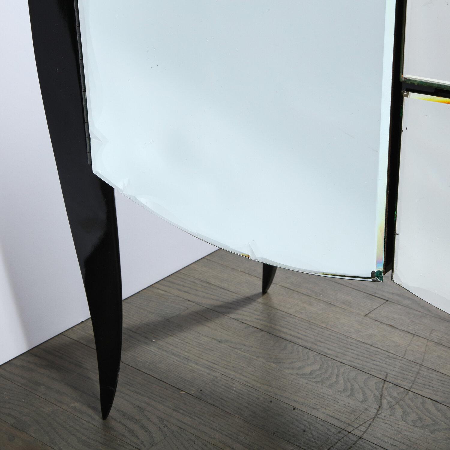 French 1940s Art Deco Beveled Mirrored Chest with Ebonized Walnut Cabriolet Legs en venta 6