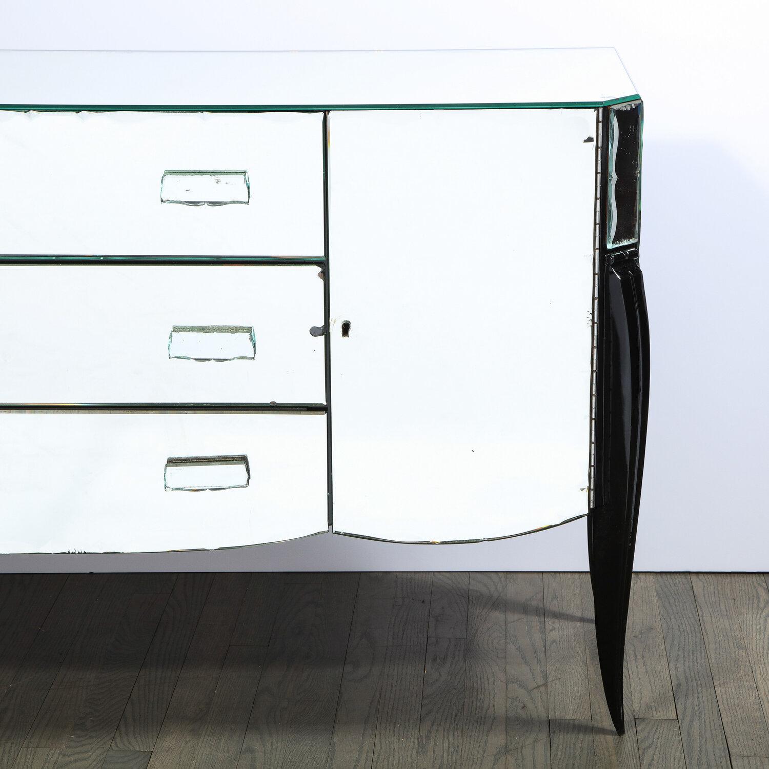 French 1940s Art Deco Beveled Mirrored Chest with Ebonized Walnut Cabriolet Legs Ebonizado en venta