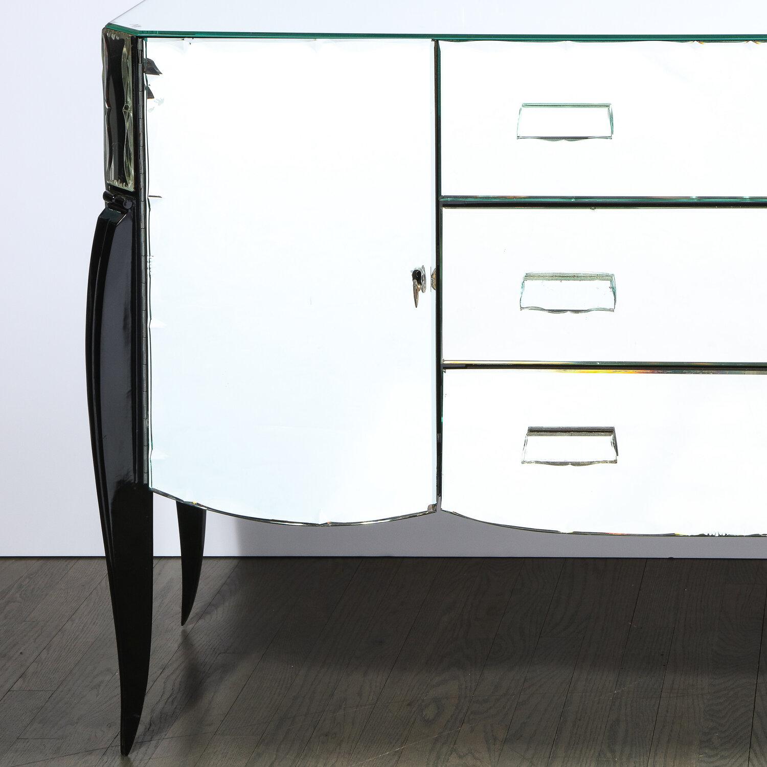 French 1940s Art Deco Beveled Mirrored Chest with Ebonized Walnut Cabriolet Legs en Bueno estado para la venta en New York, NY