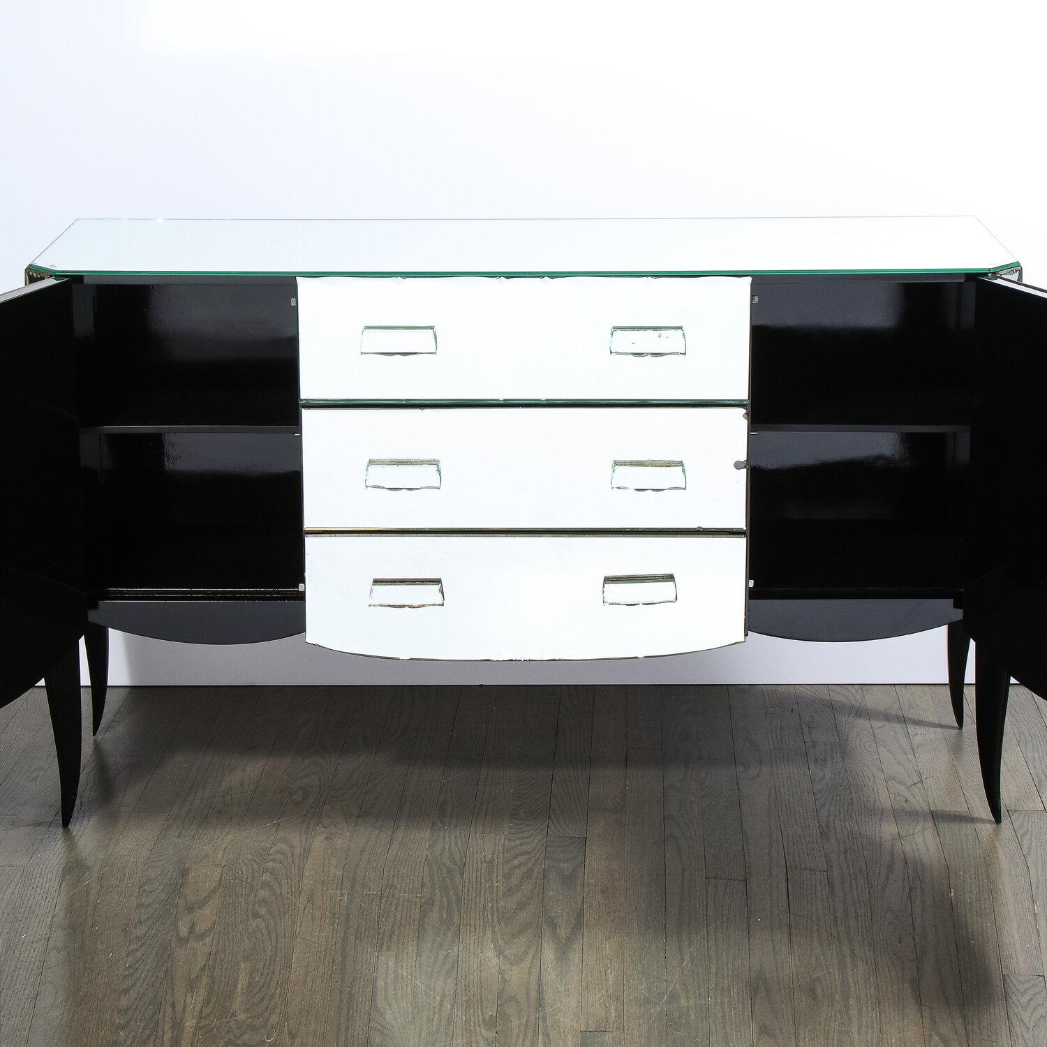 French 1940s Art Deco Beveled Mirrored Chest with Ebonized Walnut Cabriolet Legs mediados del siglo XX en venta