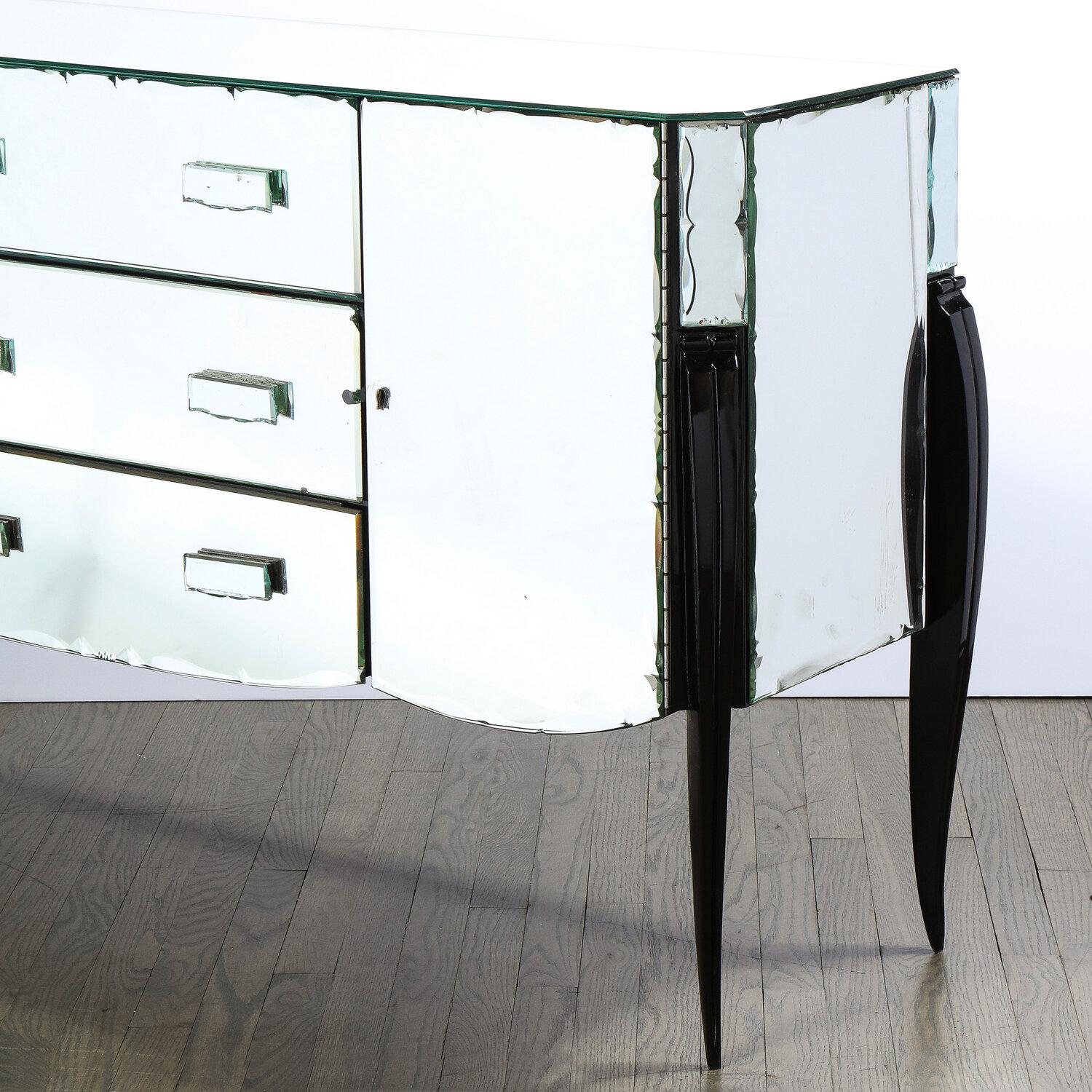 French 1940s Art Deco Beveled Mirrored Chest with Ebonized Walnut Cabriolet Legs en venta 1