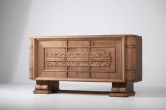 Französische 1940er Art Deco Brutalist Credenza mit handgeschnitztem Laub