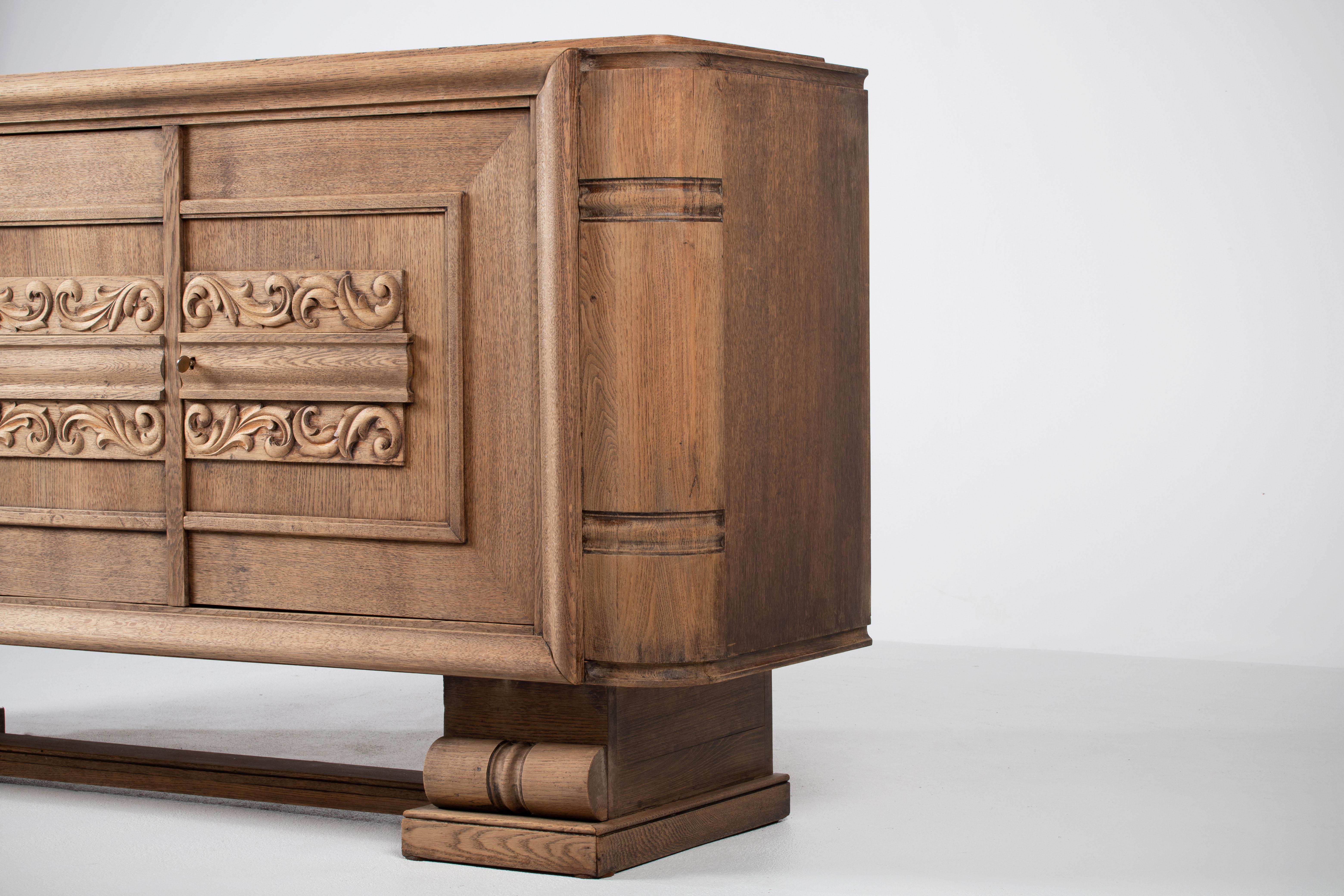 Mid-Century Modern Crédence Art Déco Brutaliste des années 1940 avec feuillage sculpté à la main en vente