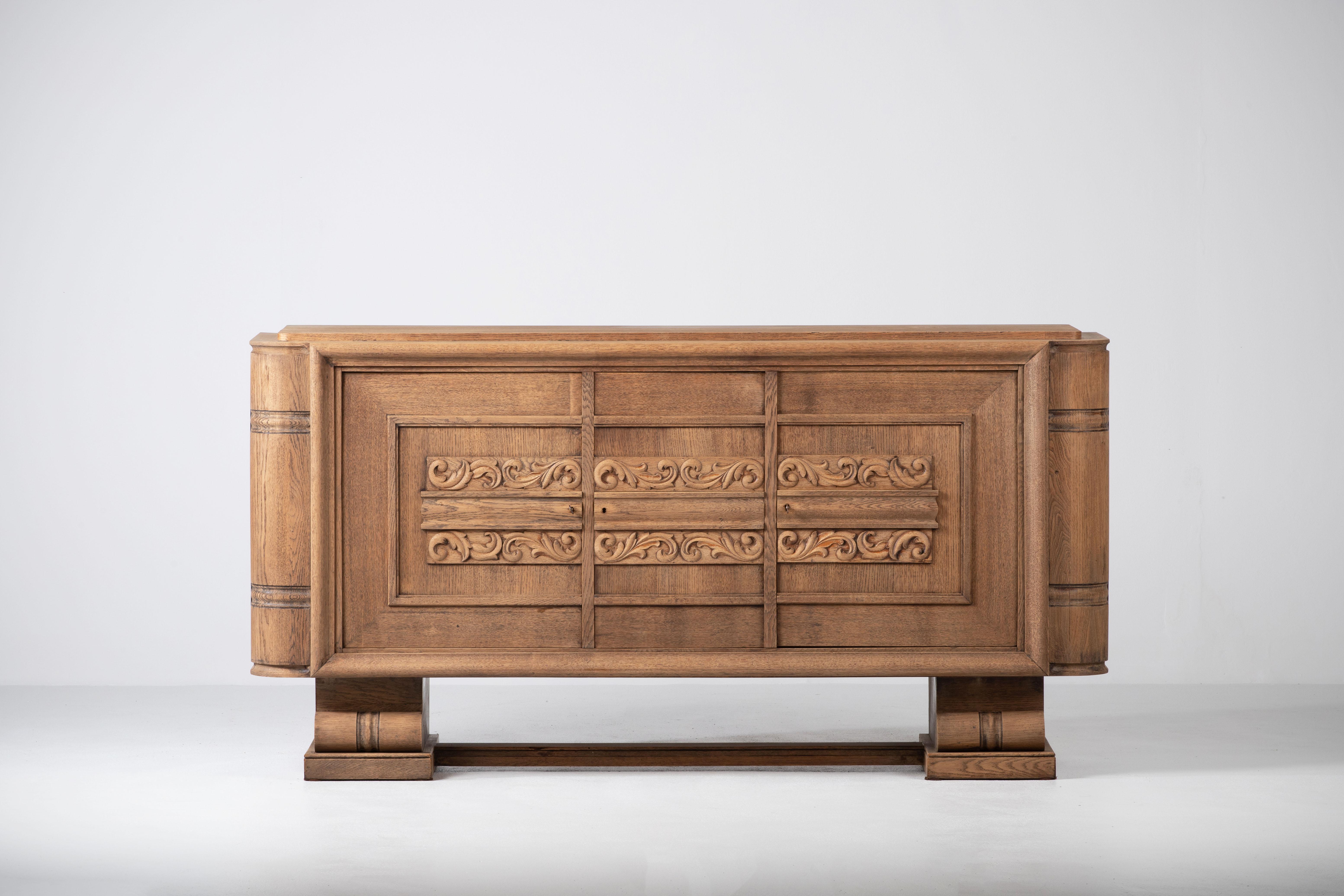 Chêne Crédence Art Déco Brutaliste des années 1940 avec feuillage sculpté à la main en vente