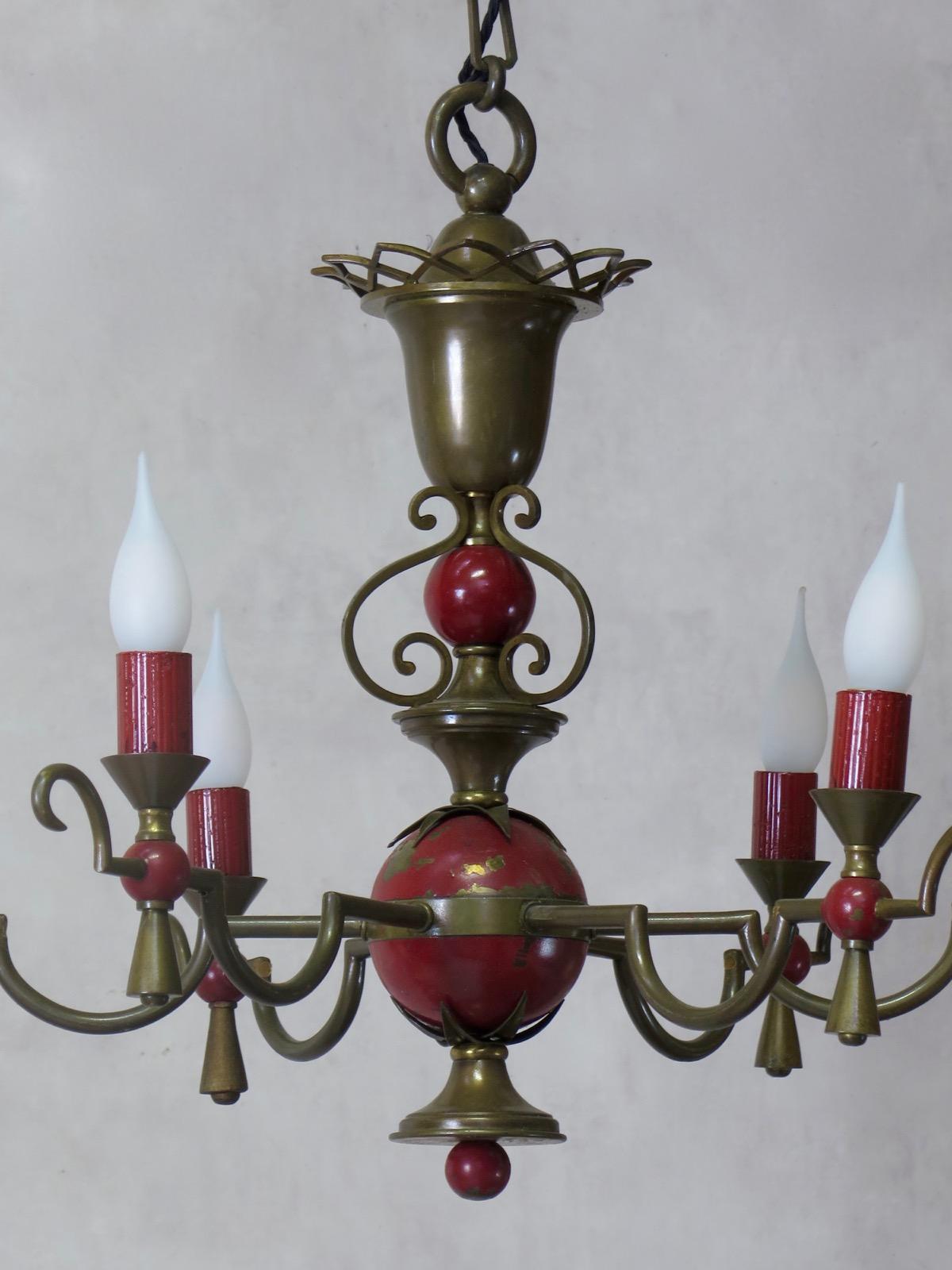 Chic brass and red-painted tole chandelier, with six lights. 

Height indicated below is without the chain. With the chain, the total height is 120cm (47.24 inches).