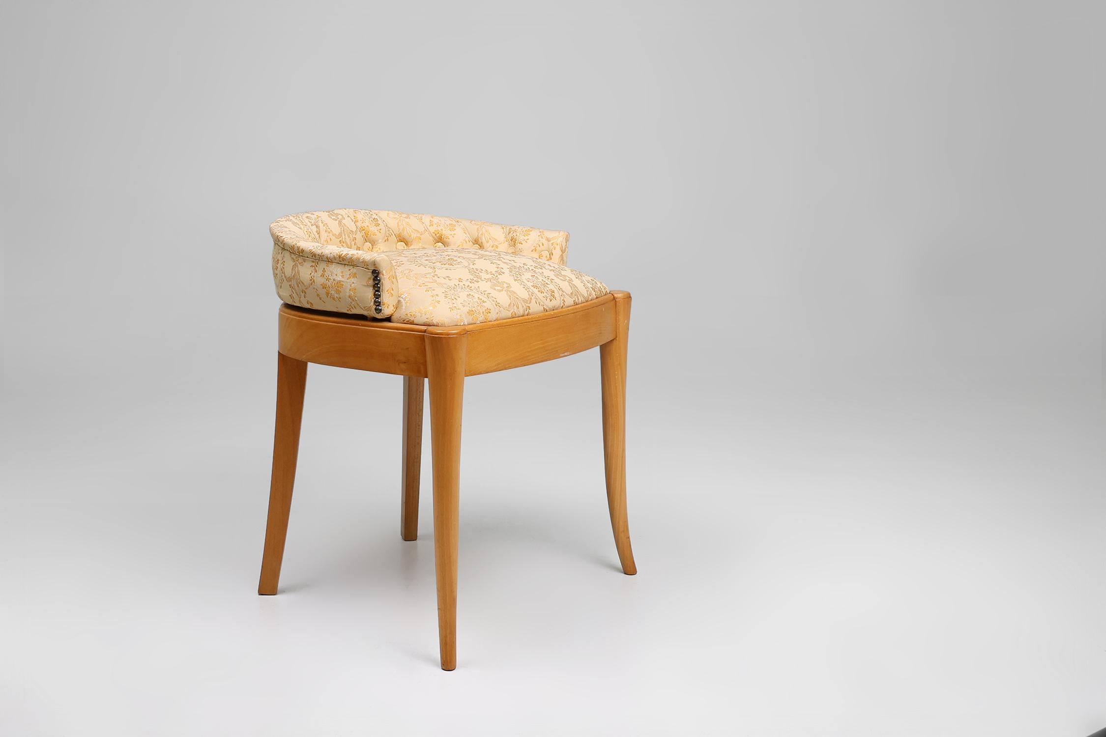 France / 1940 / chaise d'appoint / bois de hêtre, tissu / Art Deco / Art Nouveau

Chaise d'appoint du milieu du siècle en bois de hêtre avec un revêtement or et crème dans le style Art nouveau. Ce siège petit mais confortable présente un rare