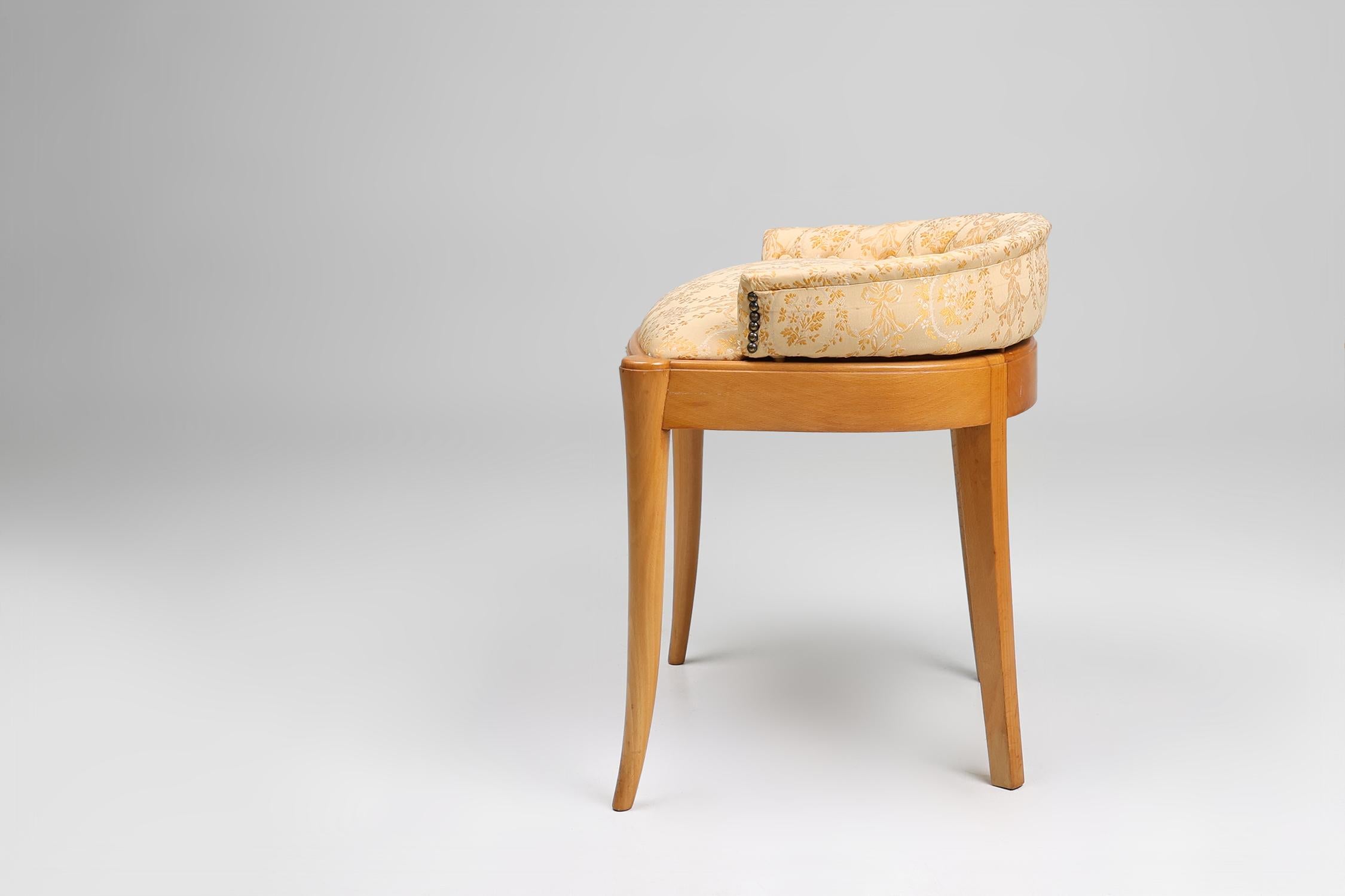 Art déco Chaise d'appoint Art Nouveau des années 1940 en bois de hêtre avec dossier bas en vente