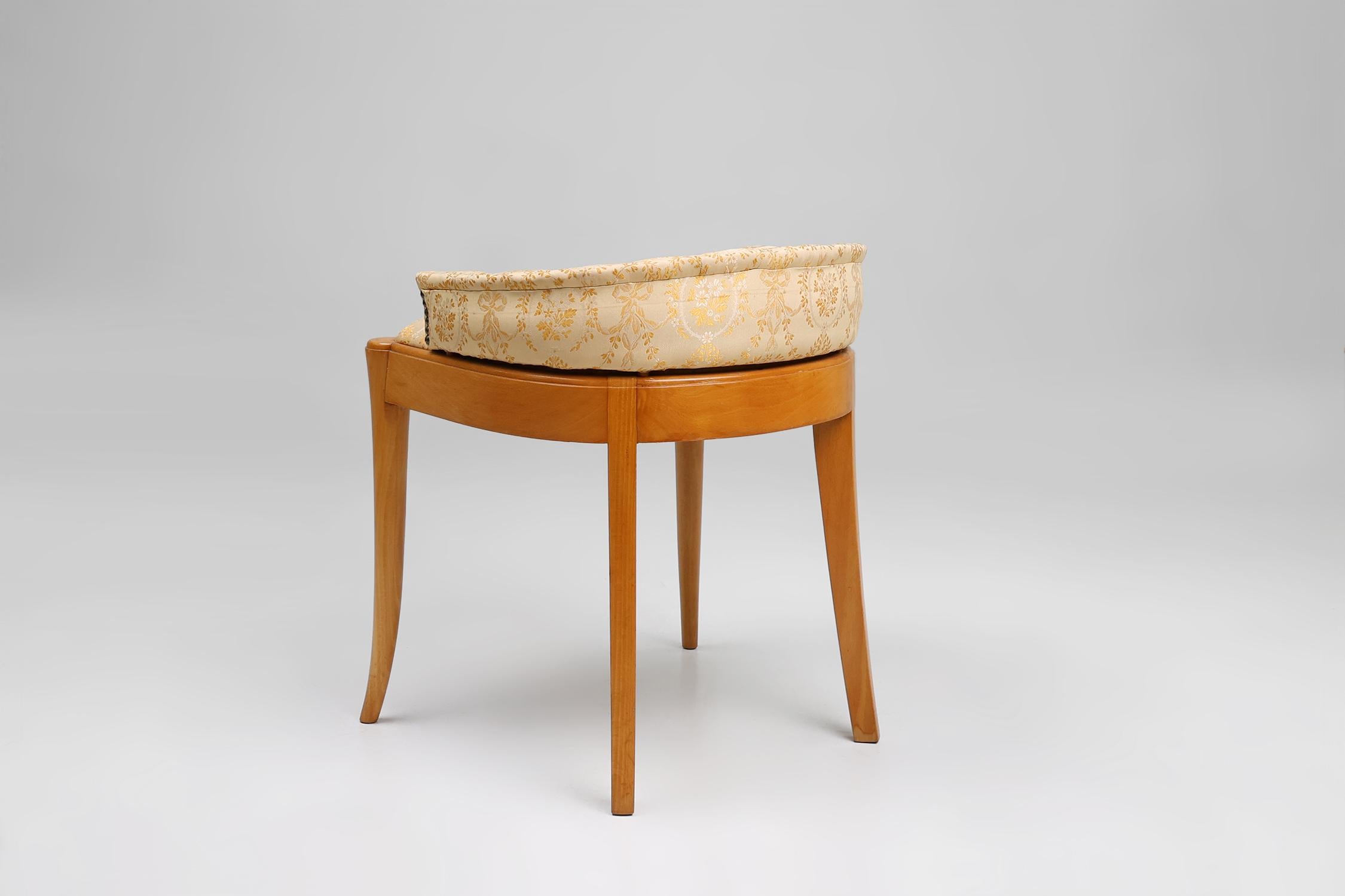 Chaise d'appoint Art Nouveau des années 1940 en bois de hêtre avec dossier bas en vente 1