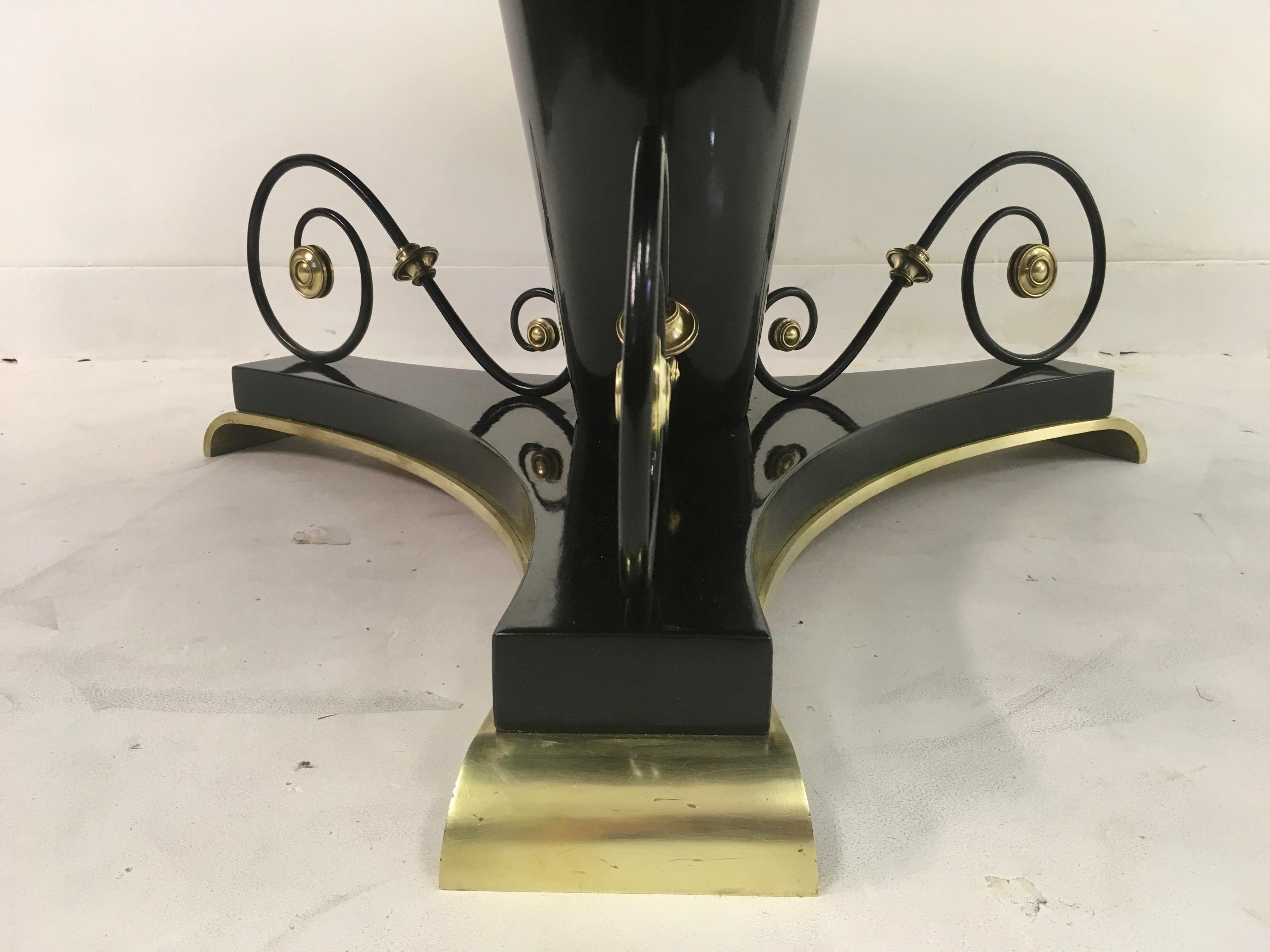Guéridon français des années 1940 laqué noir avec dessus de miroir en verre églomisé en vente 2