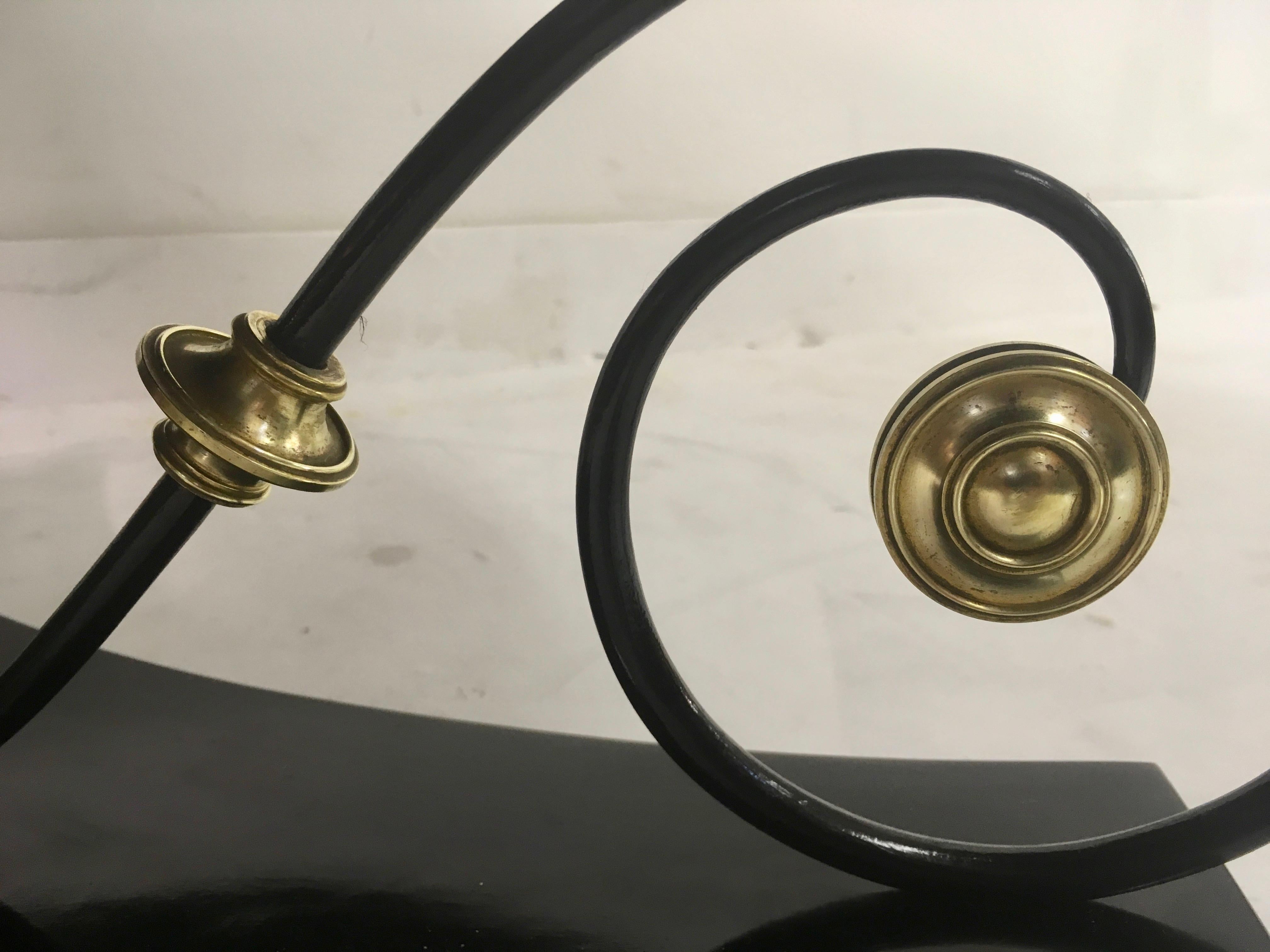 Laqué Guéridon français des années 1940 laqué noir avec dessus de miroir en verre églomisé en vente