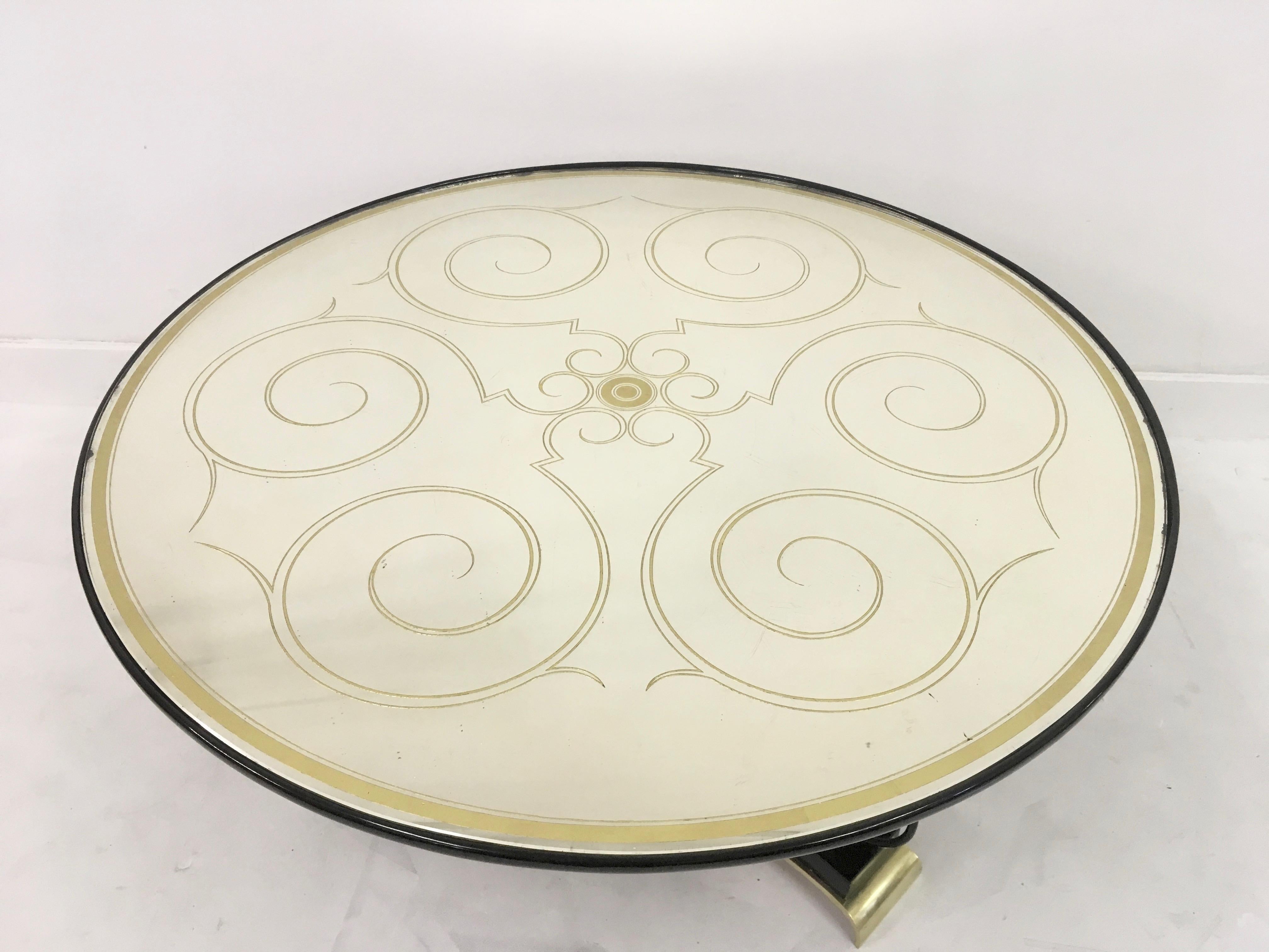 20ième siècle Guéridon français des années 1940 laqué noir avec dessus de miroir en verre églomisé en vente