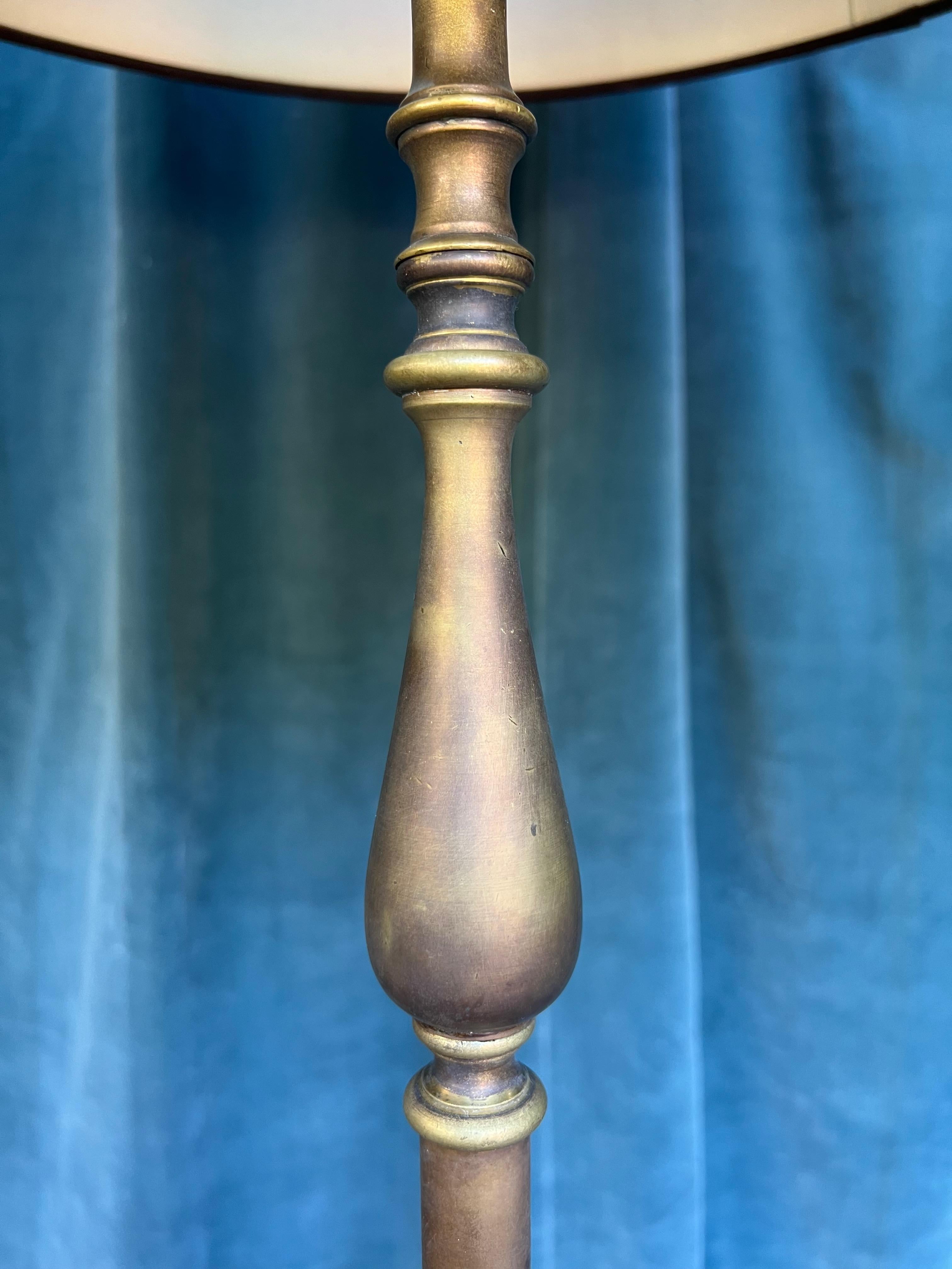 Französische Stehlampe aus Messing und Bronze aus den 1940er Jahren mit handgefertigter Patina im Angebot 6
