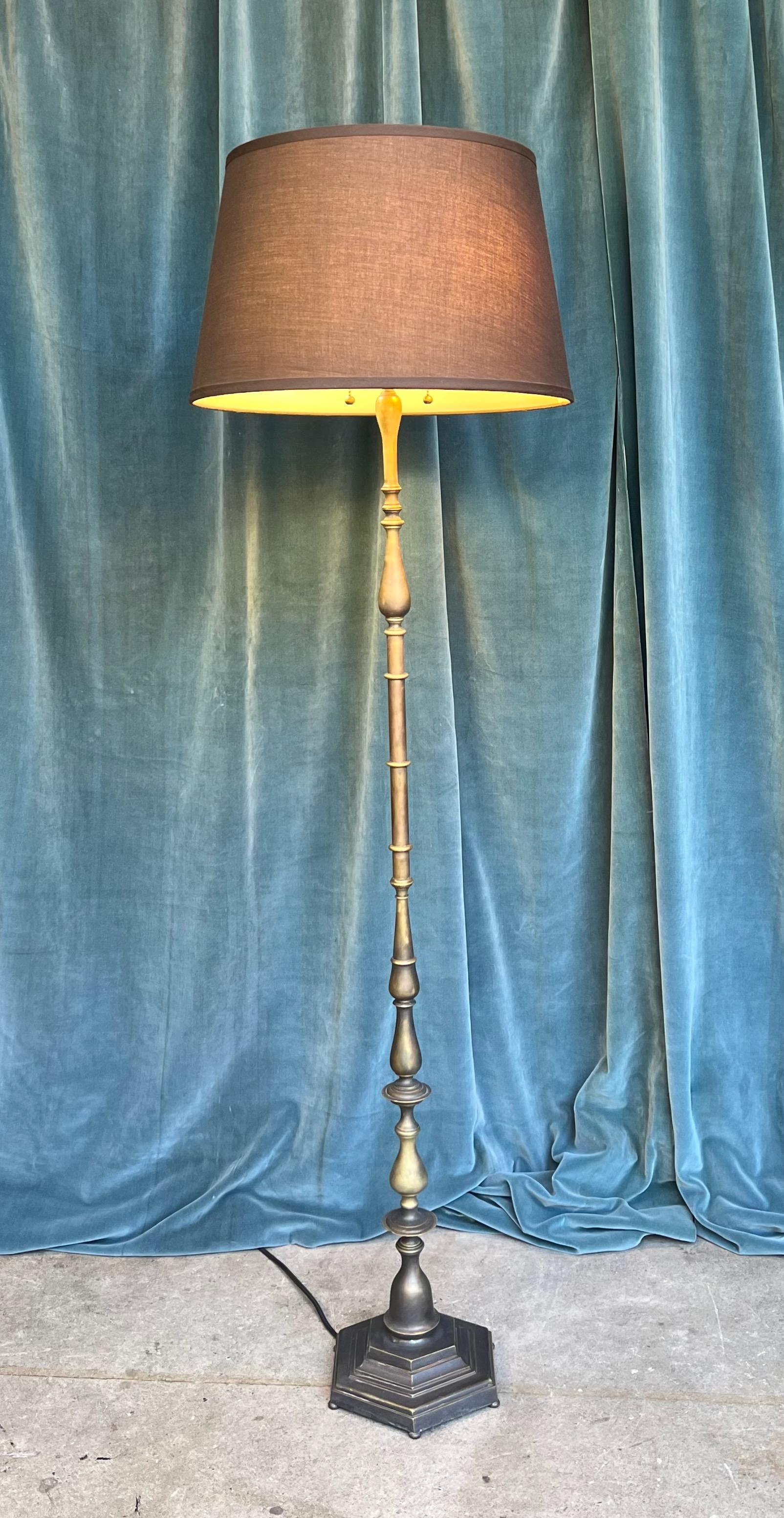 Französische Stehlampe aus Messing und Bronze aus den 1940er Jahren mit handgefertigter Patina im Zustand „Gut“ im Angebot in Buchanan, NY