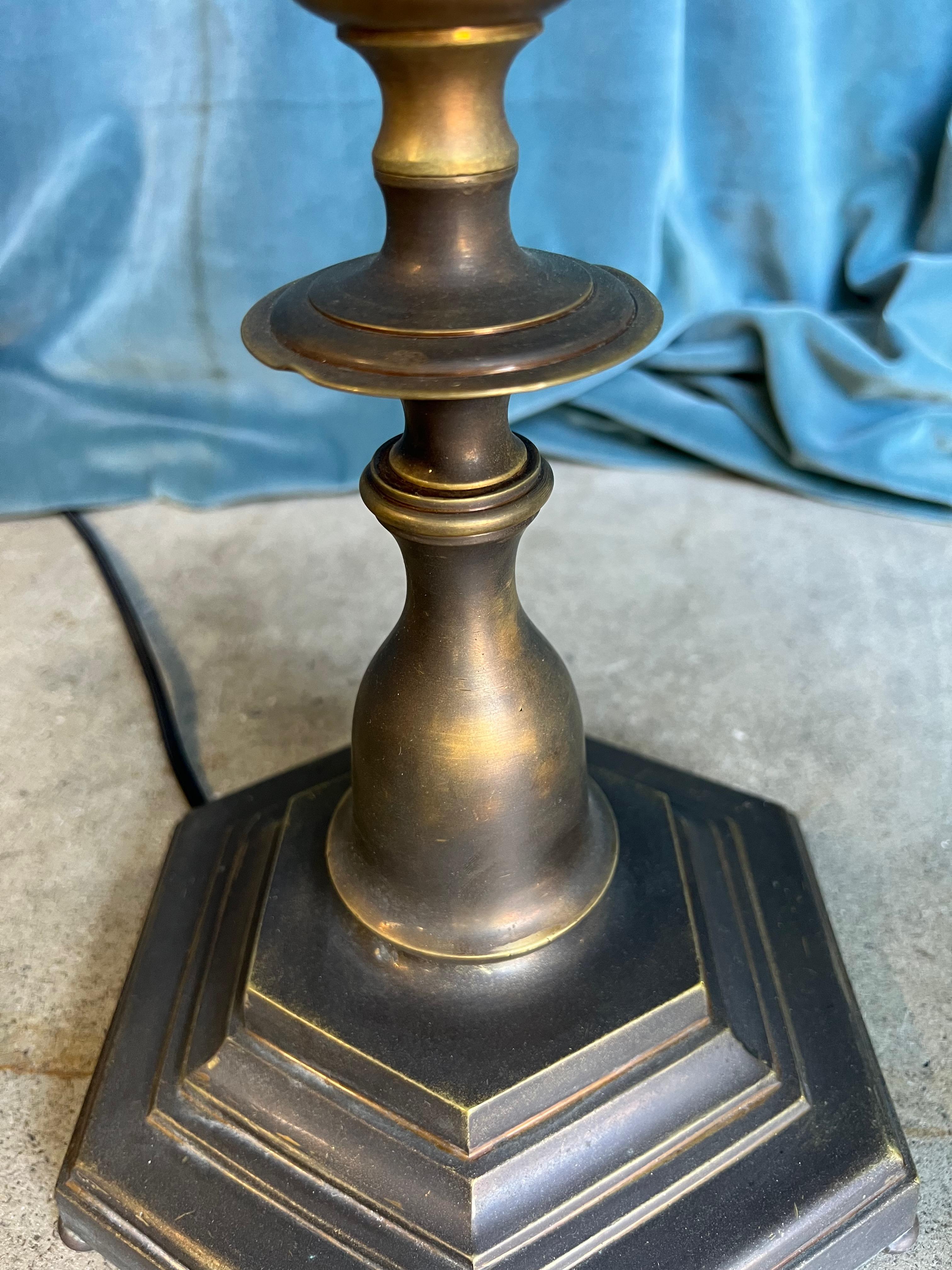 Französische Stehlampe aus Messing und Bronze aus den 1940er Jahren mit handgefertigter Patina im Angebot 1