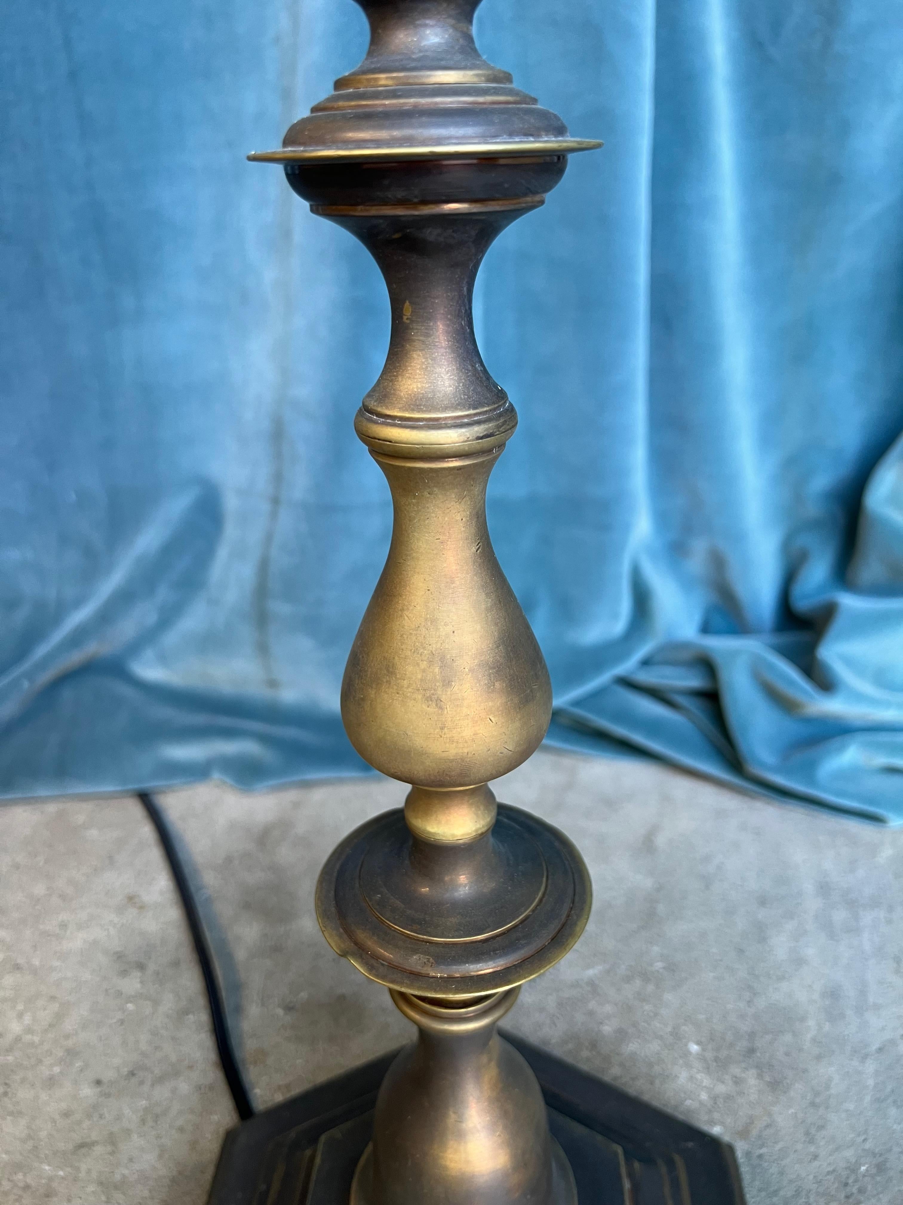 Französische Stehlampe aus Messing und Bronze aus den 1940er Jahren mit handgefertigter Patina im Angebot 2
