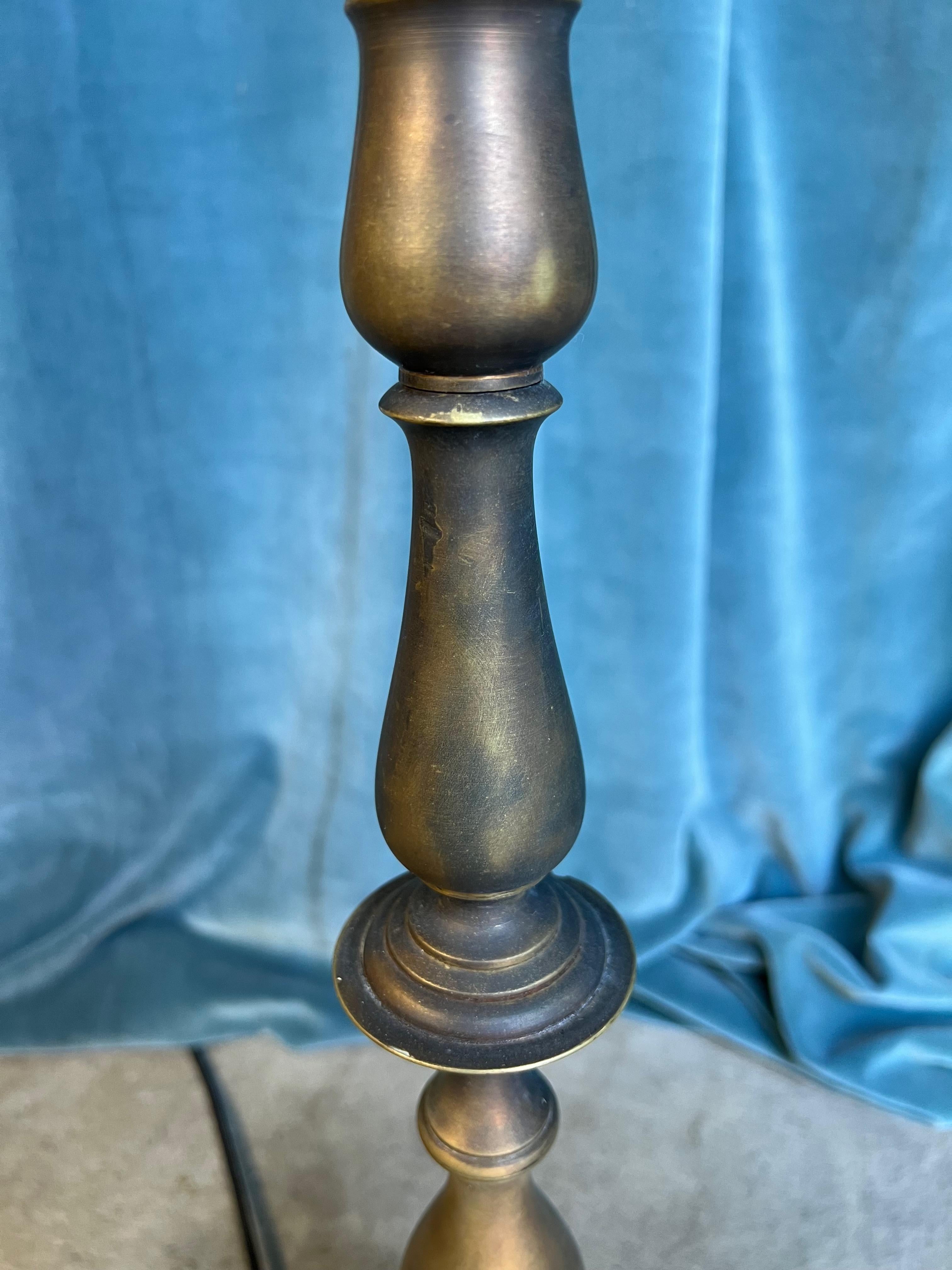 Französische Stehlampe aus Messing und Bronze aus den 1940er Jahren mit handgefertigter Patina im Angebot 3