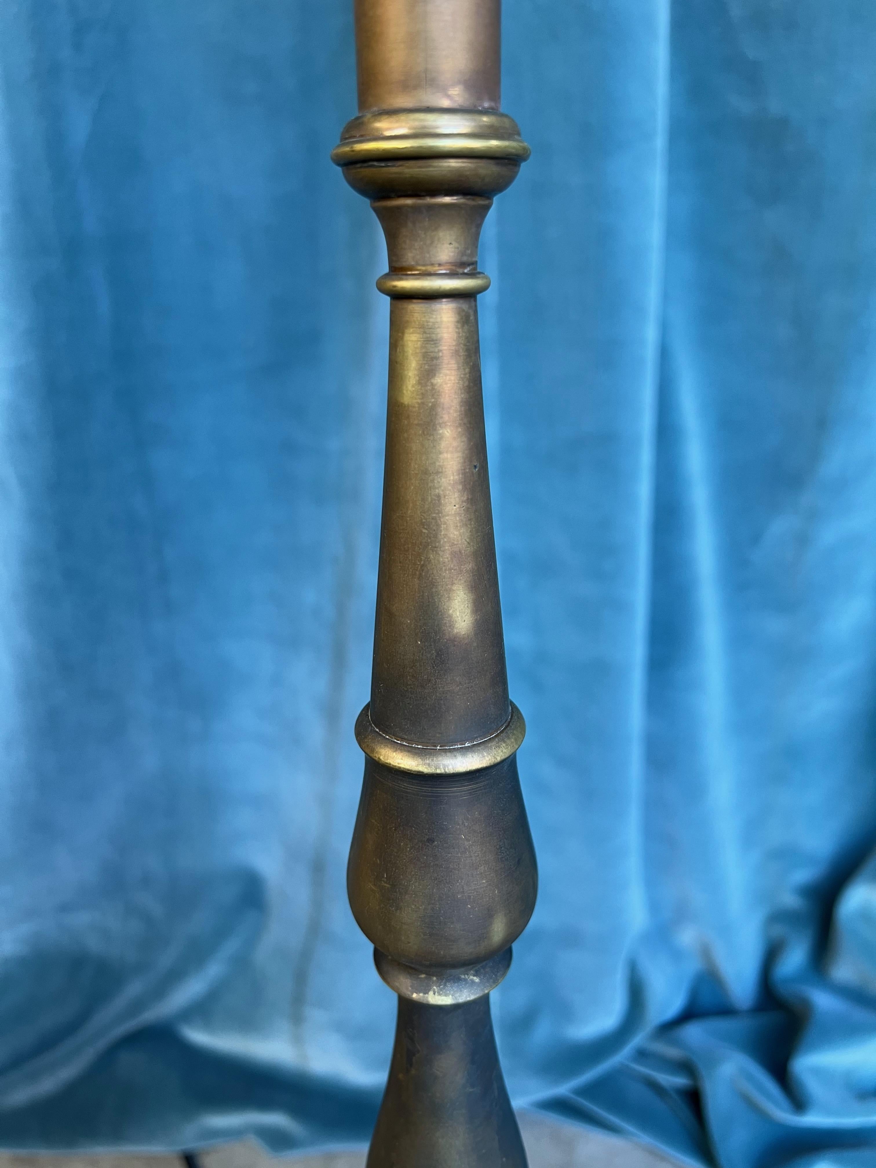 Französische Stehlampe aus Messing und Bronze aus den 1940er Jahren mit handgefertigter Patina im Angebot 4