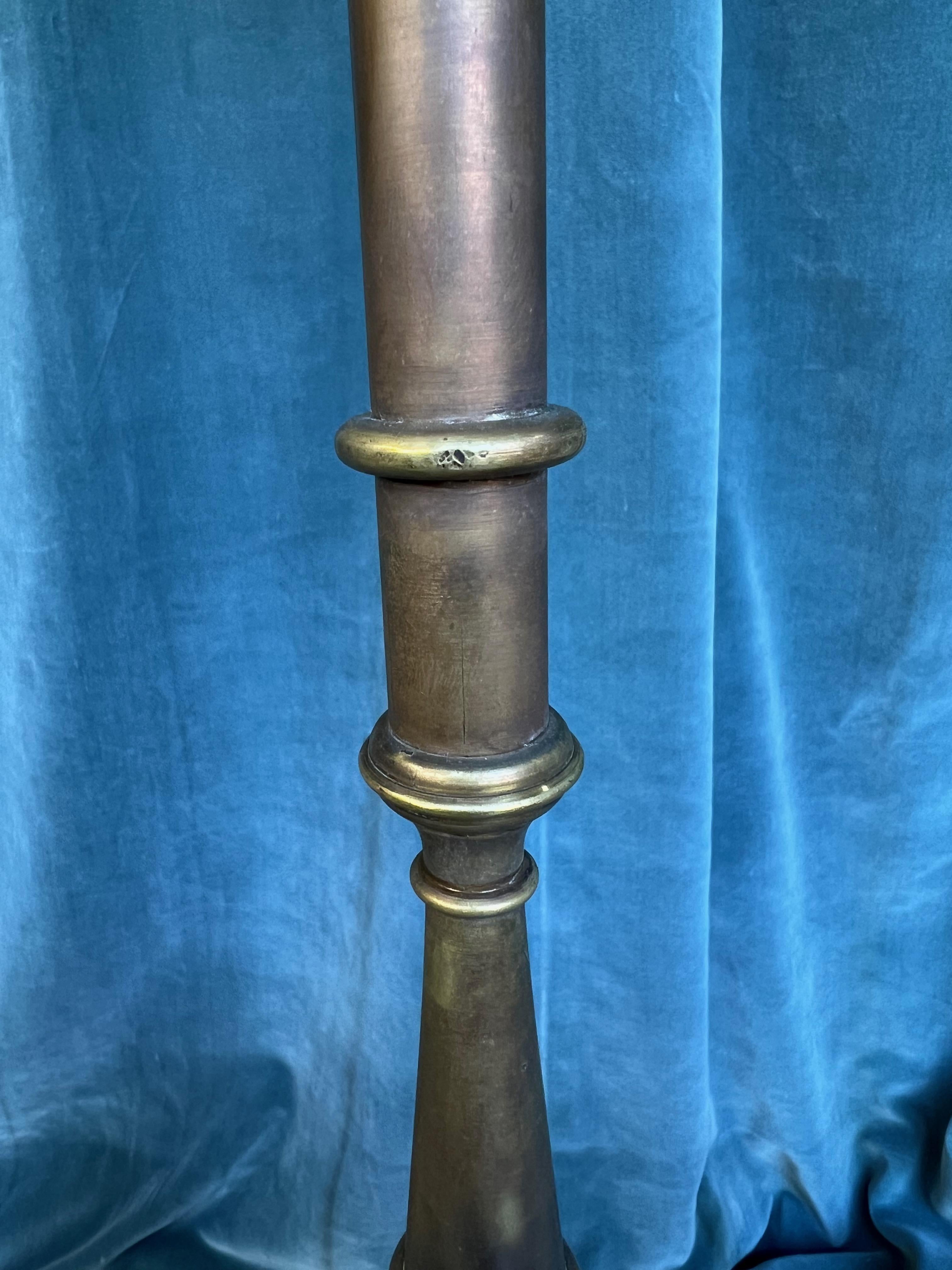 Französische Stehlampe aus Messing und Bronze aus den 1940er Jahren mit handgefertigter Patina im Angebot 5