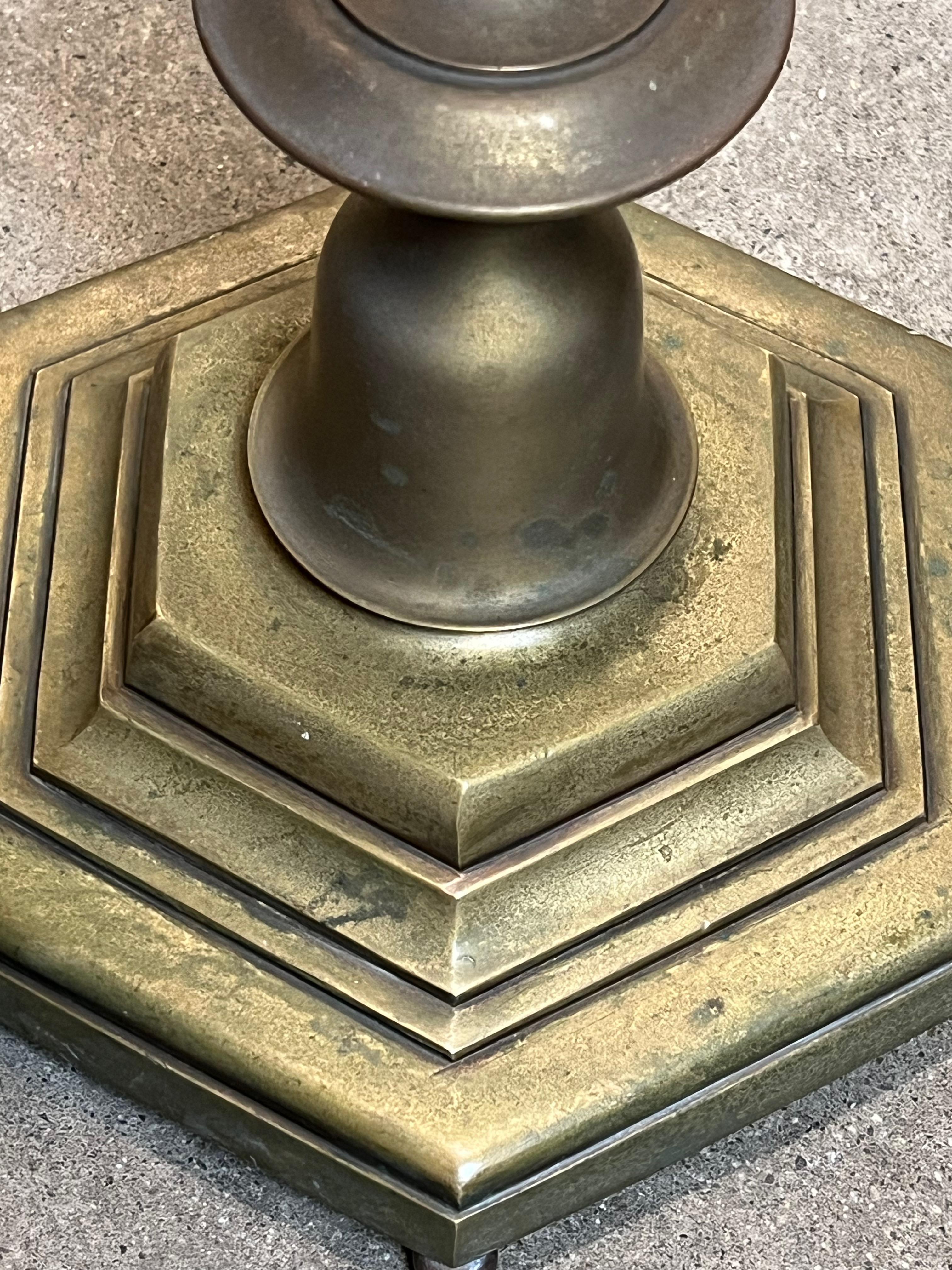 Lámpara de pie francesa de latón y bronce de los años 40 con pátina acabada a mano Pulido en venta