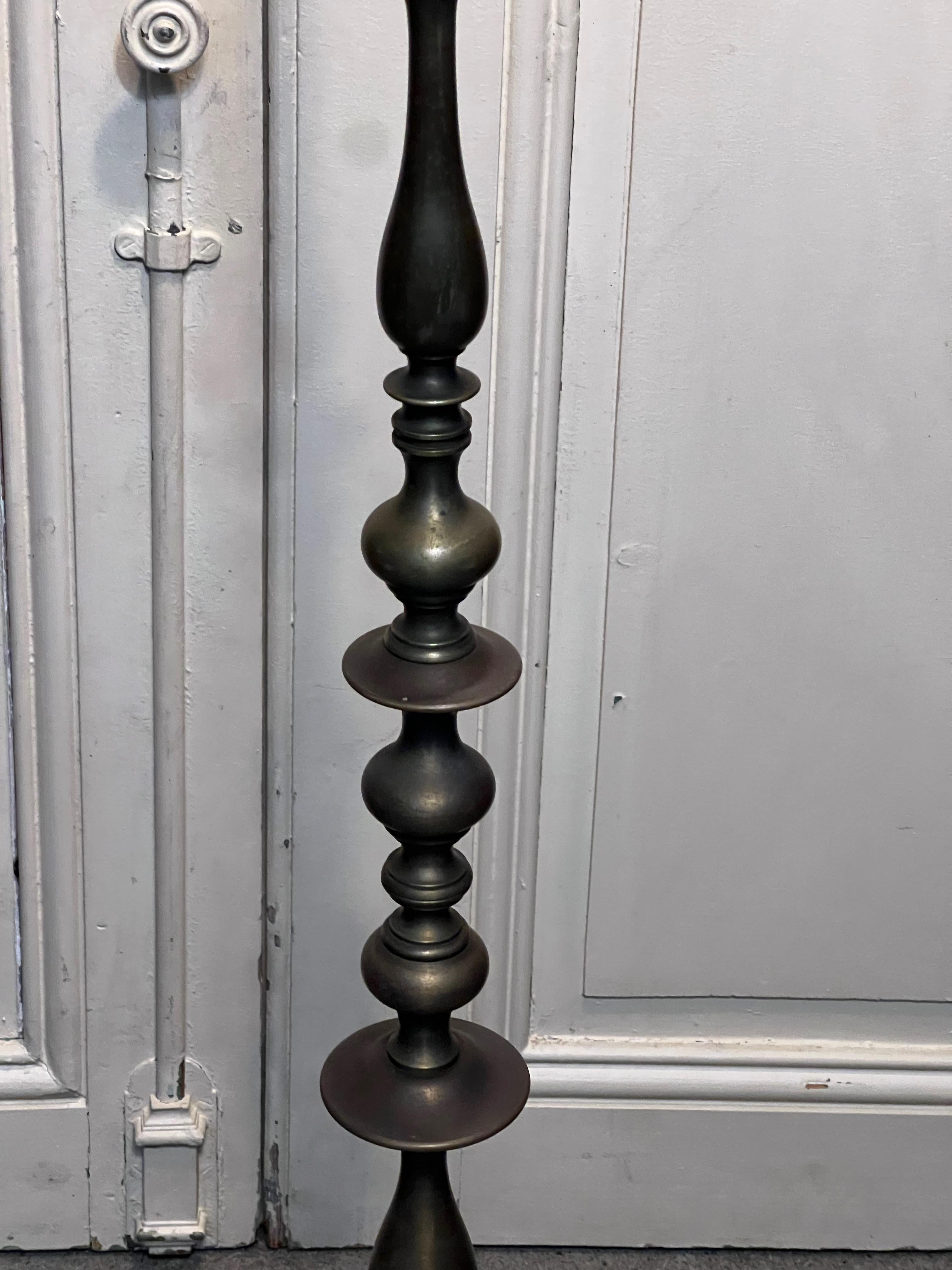 Lámpara de pie francesa de latón y bronce de los años 40 con pátina acabada a mano Latón en venta