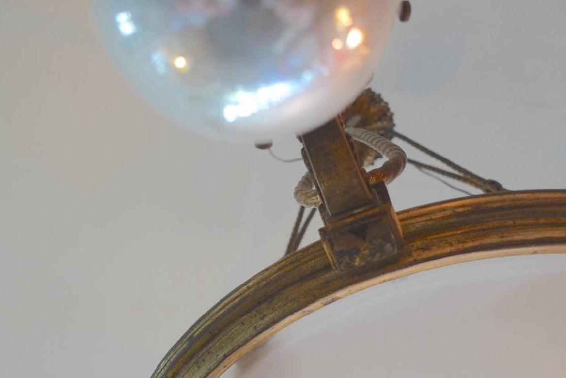 Französischer Bronze- und Kristallkronleuchter aus den 1940er Jahren mit 8 Lichtern und geschliffenem Kristall im Angebot 4