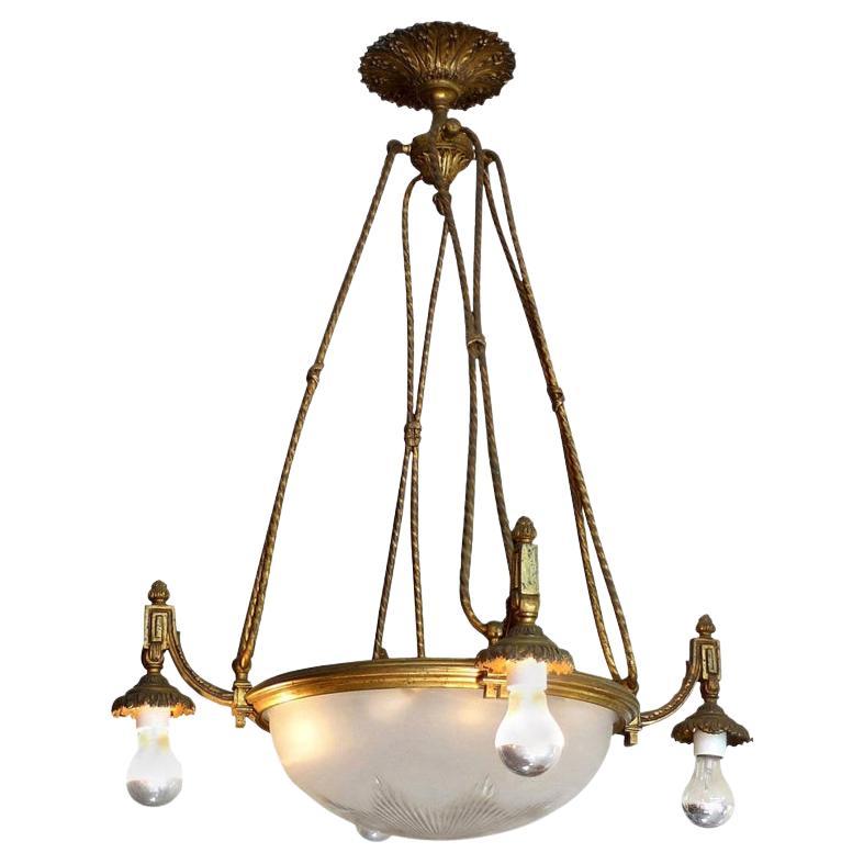 French 1940s Bronze and Crystal Chandelier with 8-Light and Frosted Cut Crystal For Sale