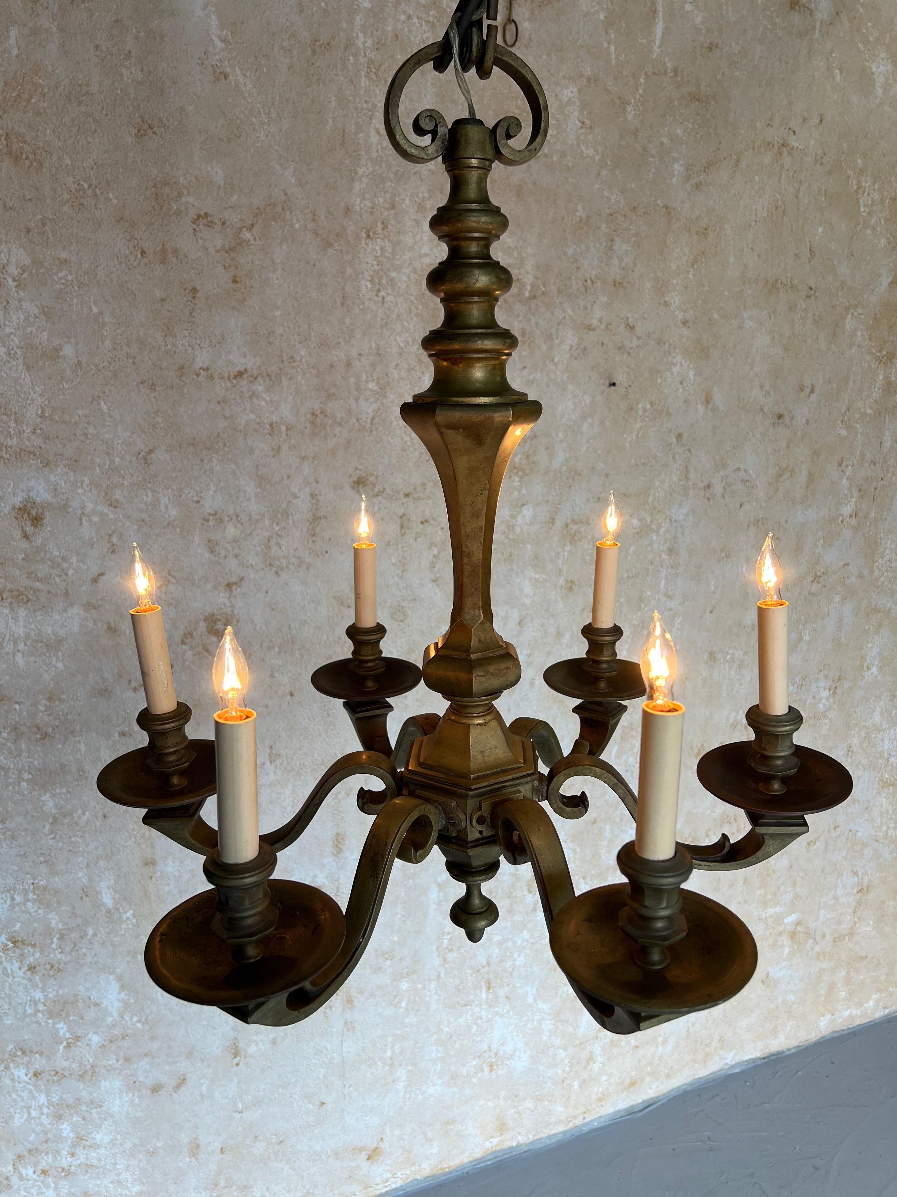 Lampadario francese a sei braccia in bronzo del 1940 in vendita 2