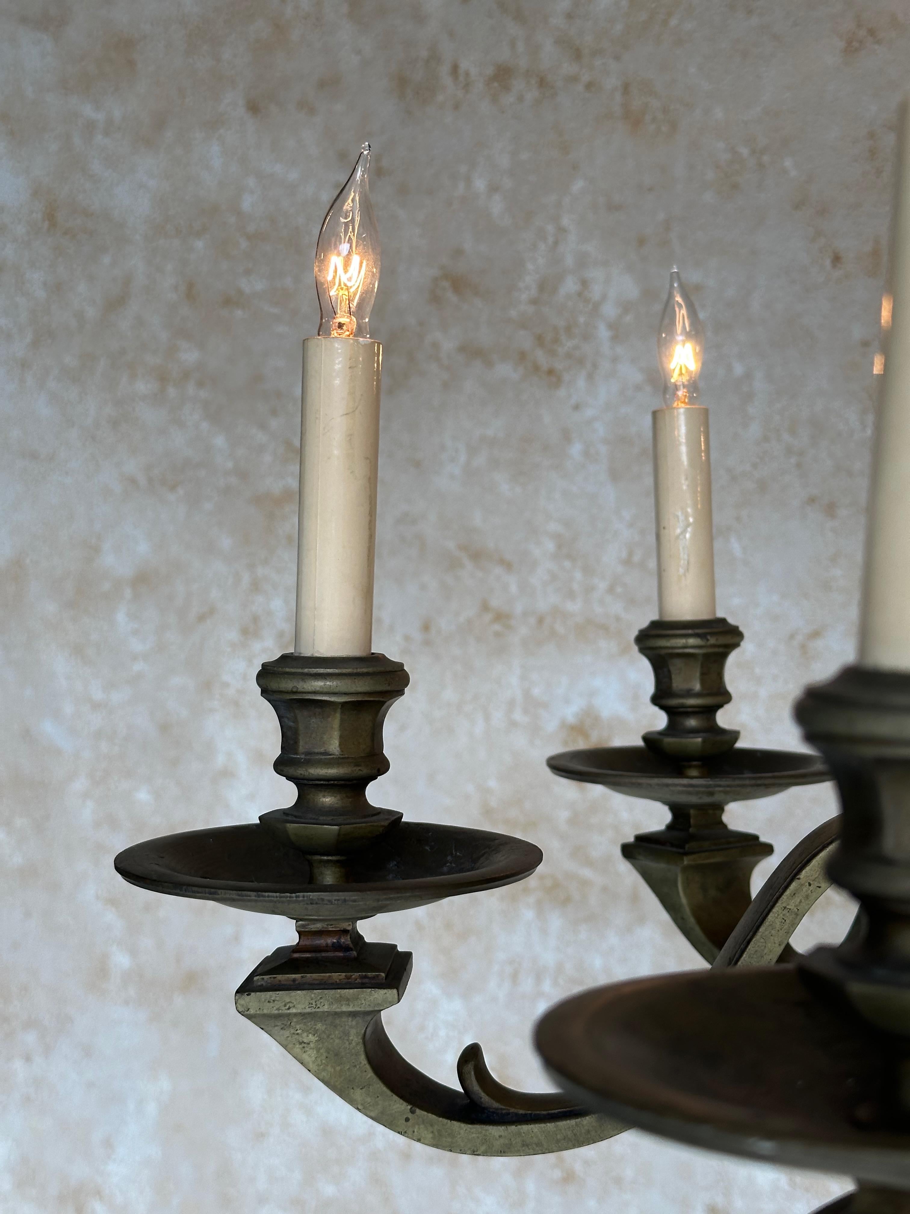 Lampadario francese a sei braccia in bronzo del 1940 In condizioni buone in vendita a Buchanan, NY