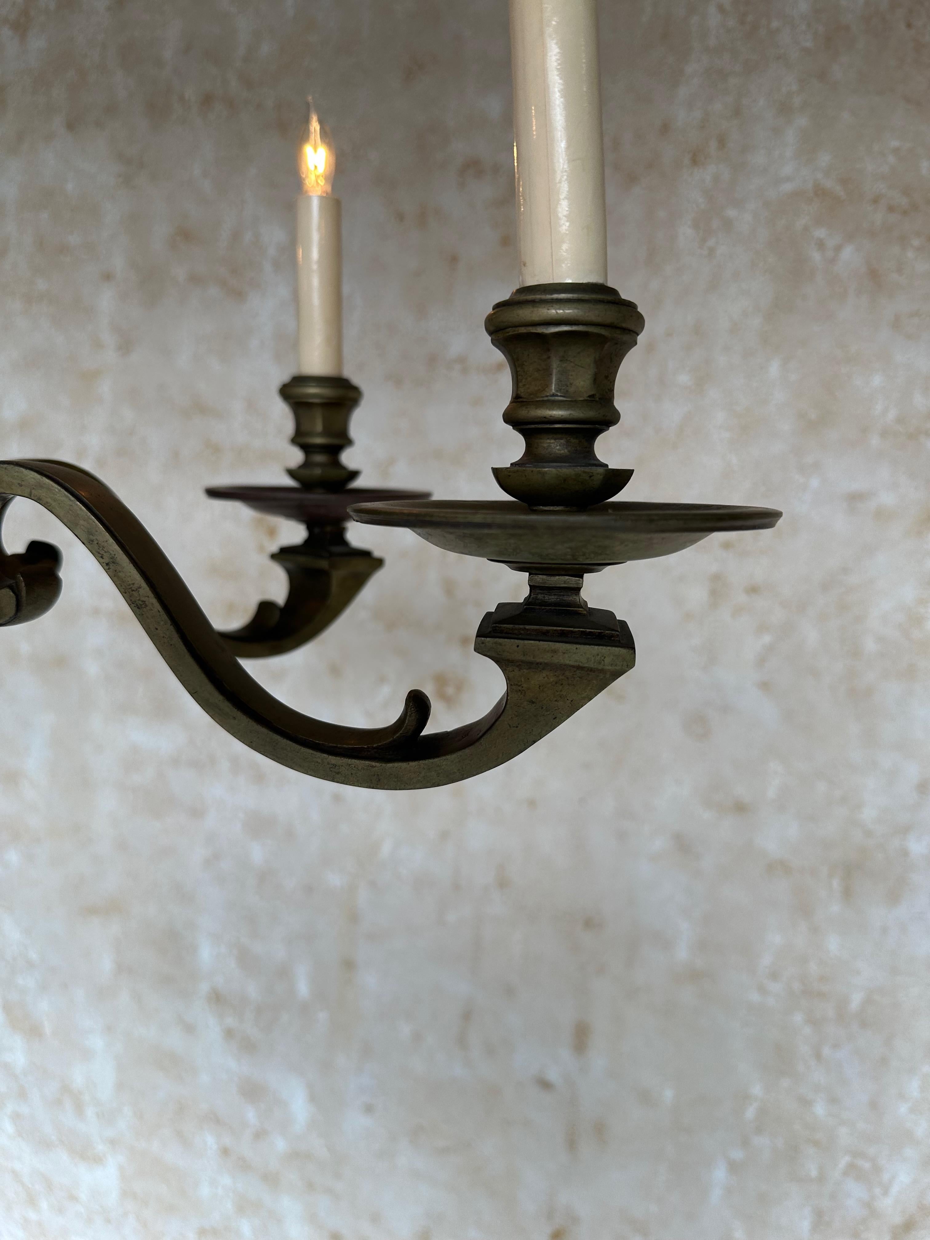 Lampadario francese a sei braccia in bronzo del 1940 in vendita 3