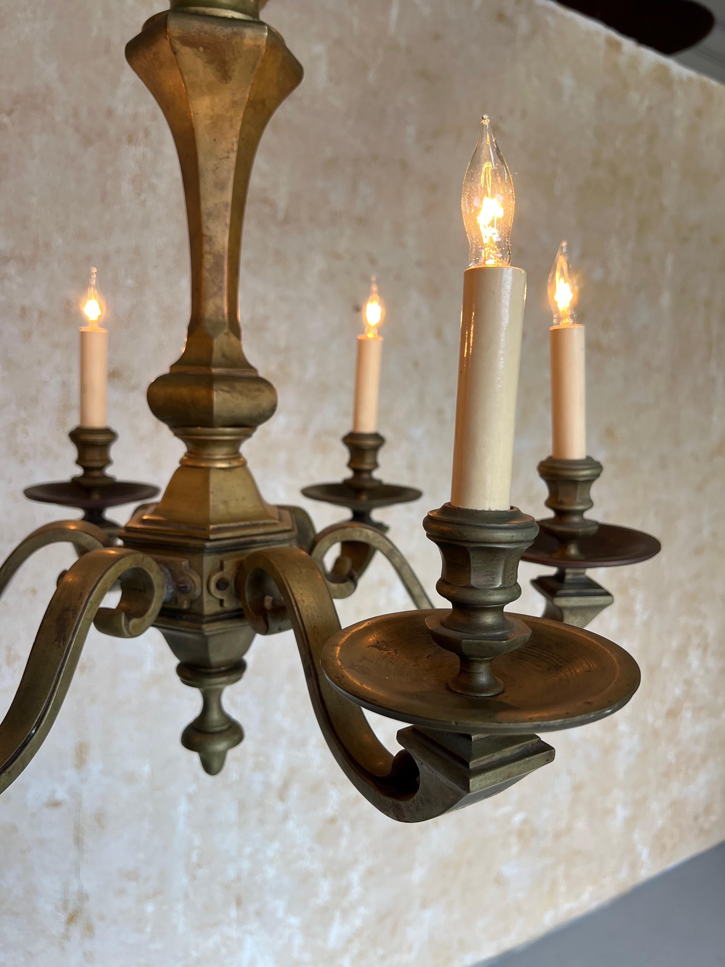 Lampadario francese a sei braccia in bronzo del 1940 in vendita 6