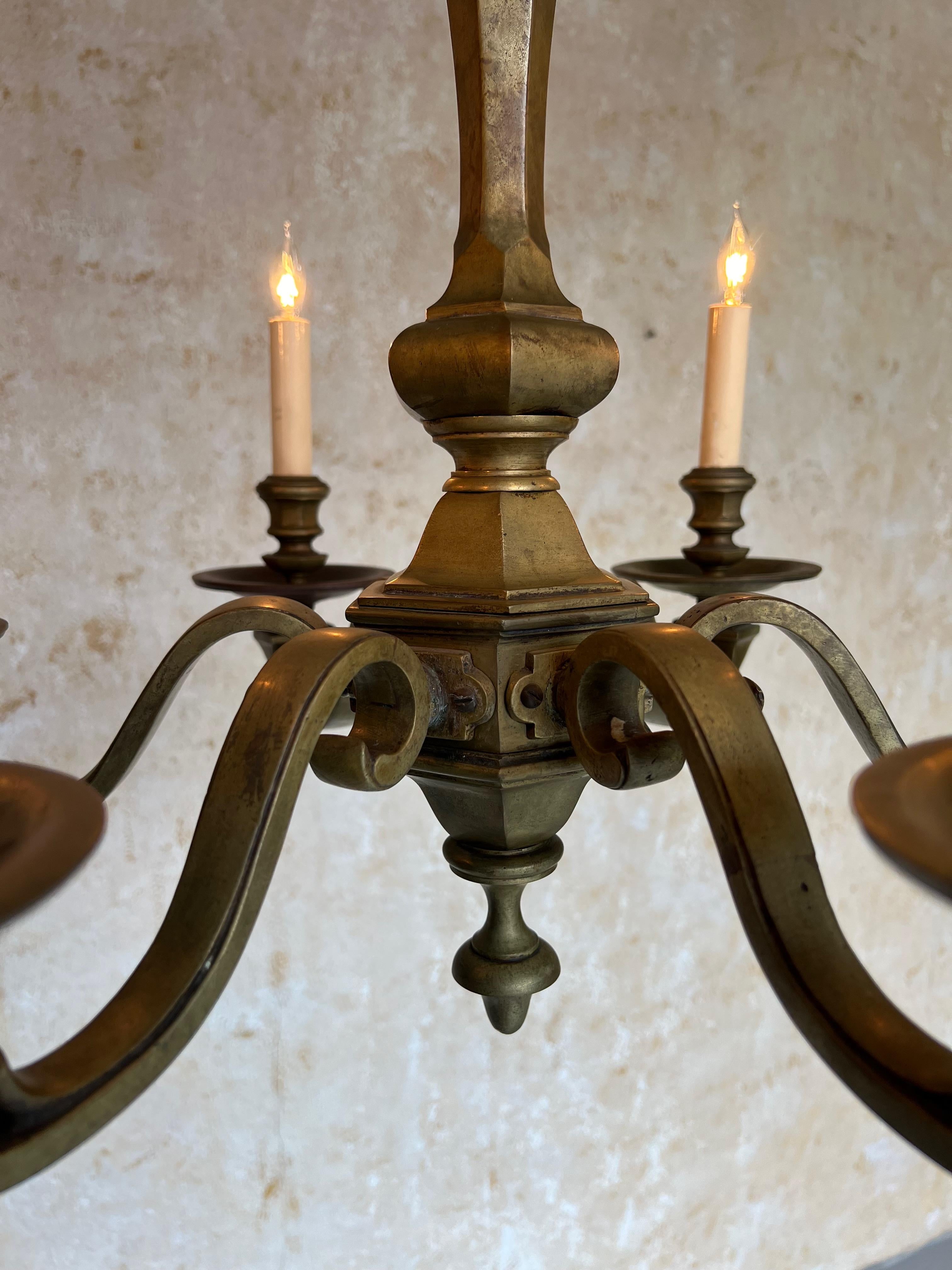 Lampadario francese a sei braccia in bronzo del 1940 in vendita 11