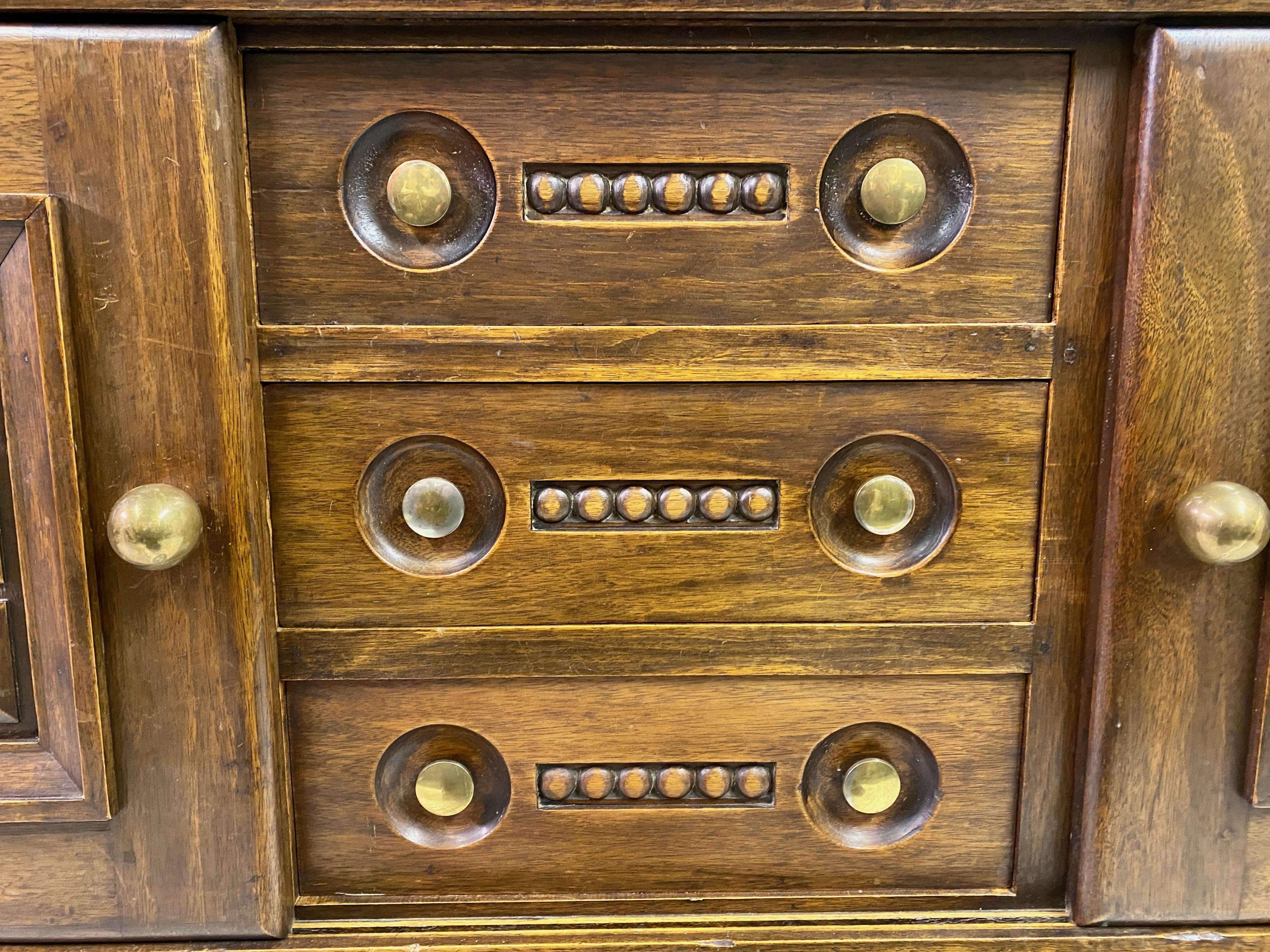 Französisch 1940er Brutalist Eiche Sideboard (Eichenholz) im Angebot