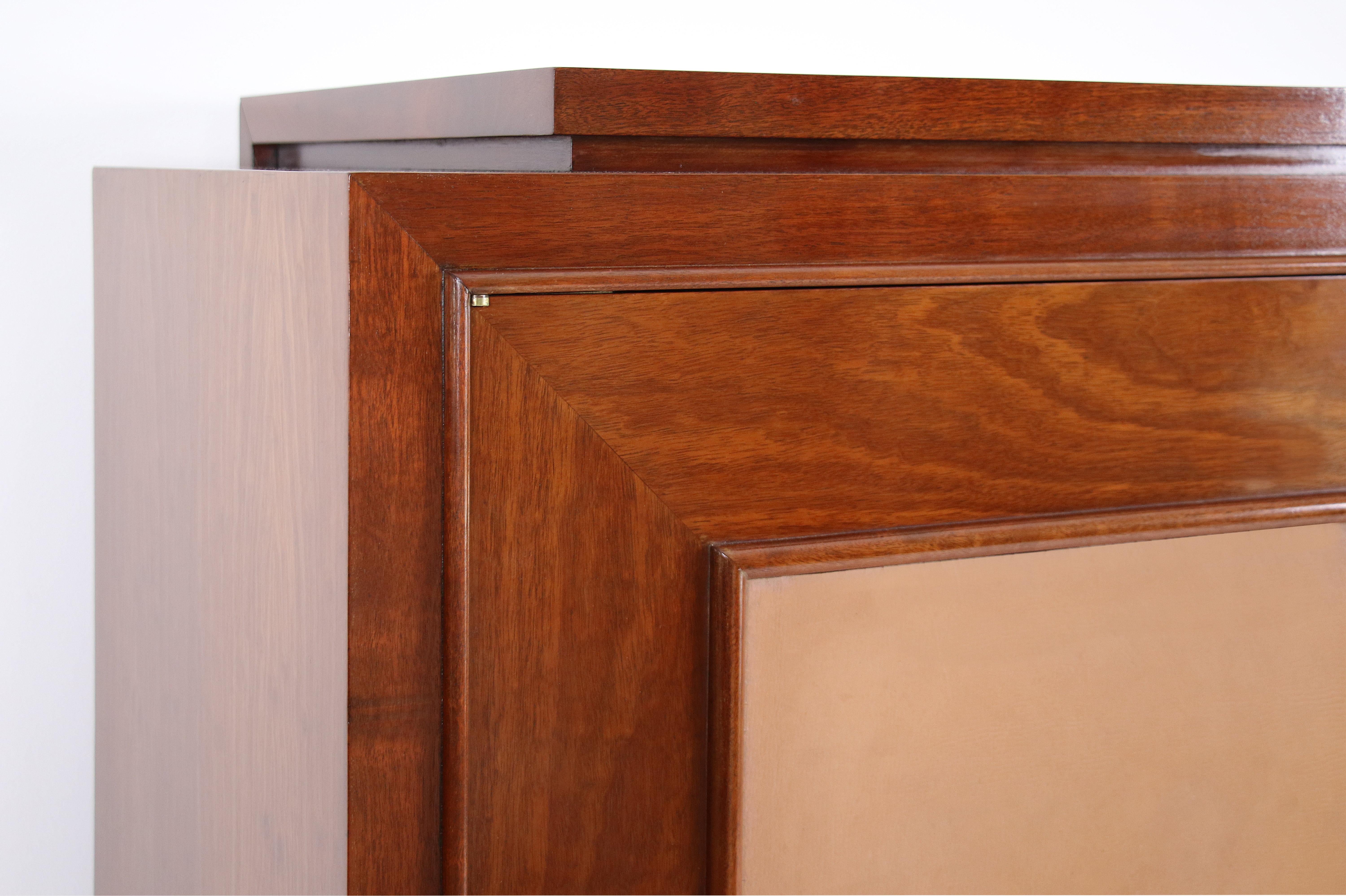 Gabinete francés de 1940 de caoba y cuero atribuido a Rousseau et Lardin en venta 2