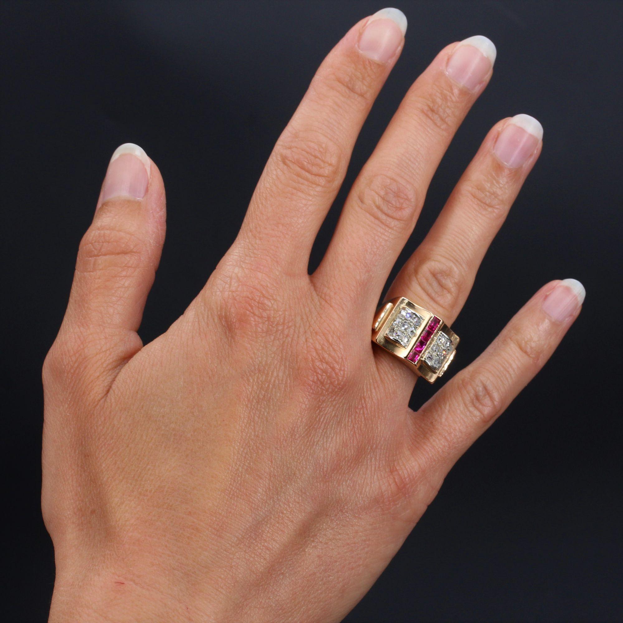 Ring in 18 karat rose gold, eagle head hallmark and platinum.
Tank ring of the years 1940s, it forms a bridge set on the top of a line of 4 calibrated synthetic rubies, shouldered on both sides by two convex and rectangular patterns, set with 2 x 9