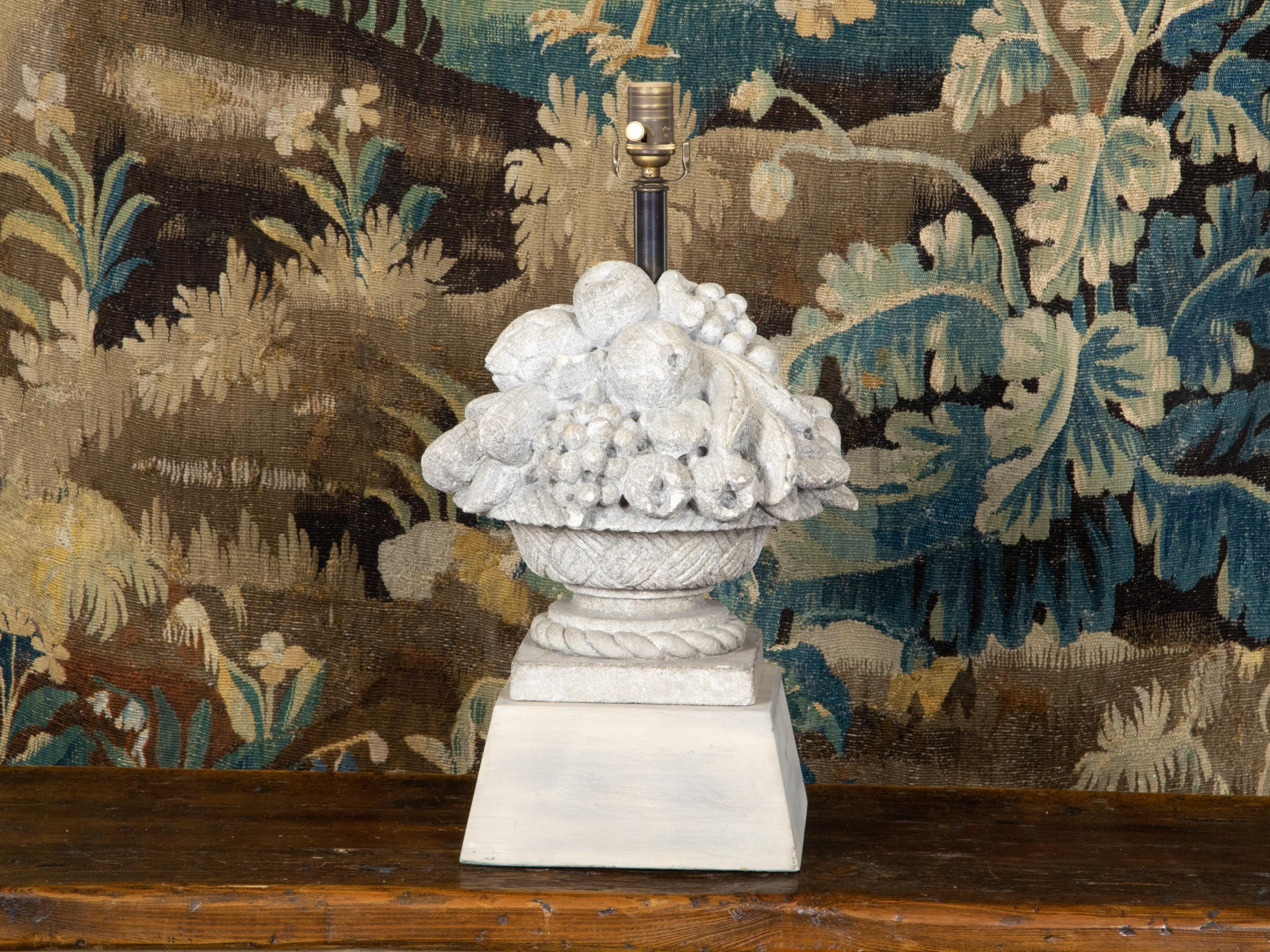 Français Lampe de table en pierre sculptée des années 1940 représentant un bol de fruits sur piédestal en vente