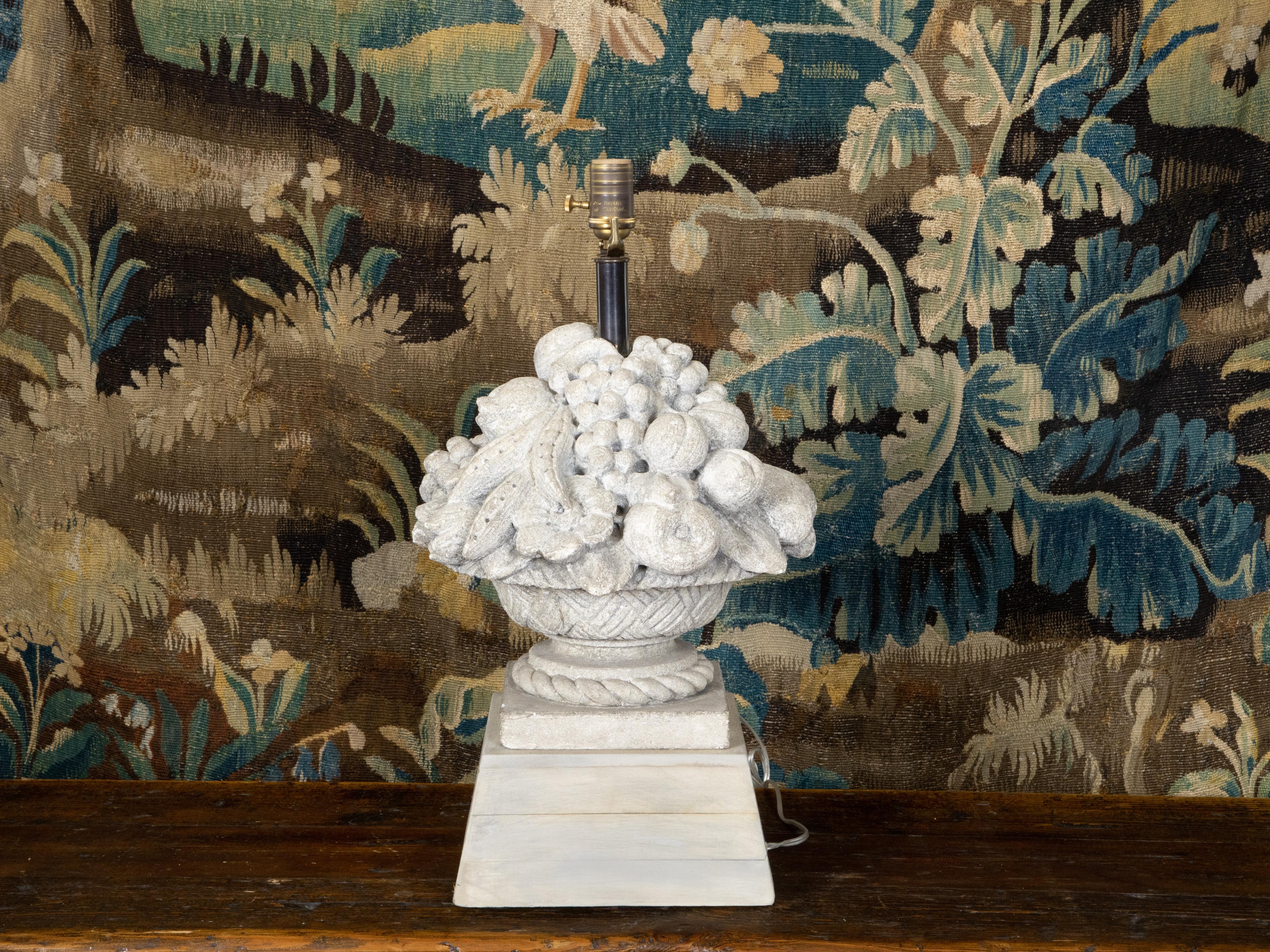 Laiton Lampe de table en pierre sculptée des années 1940 représentant un bol de fruits sur piédestal en vente