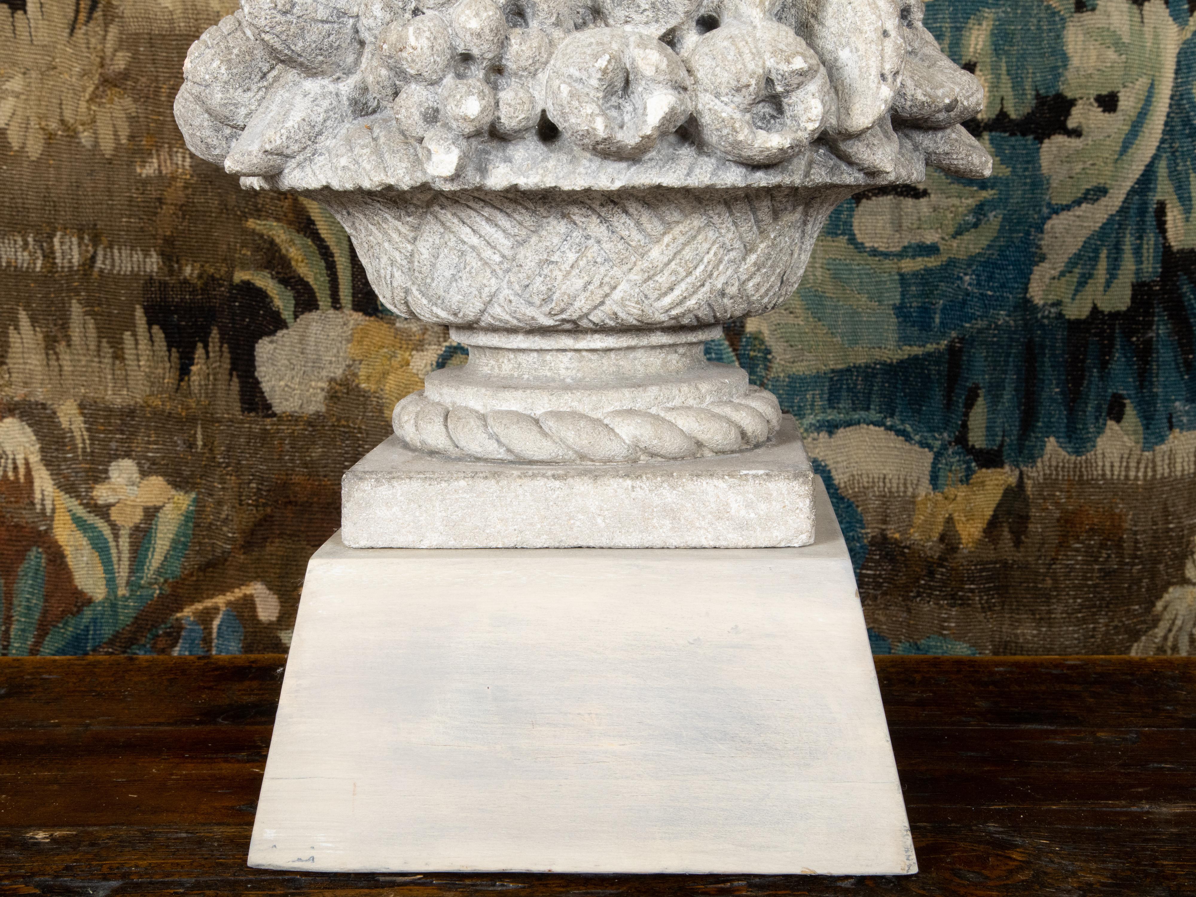 Lampe de table en pierre sculptée des années 1940 représentant un bol de fruits sur piédestal en vente 1