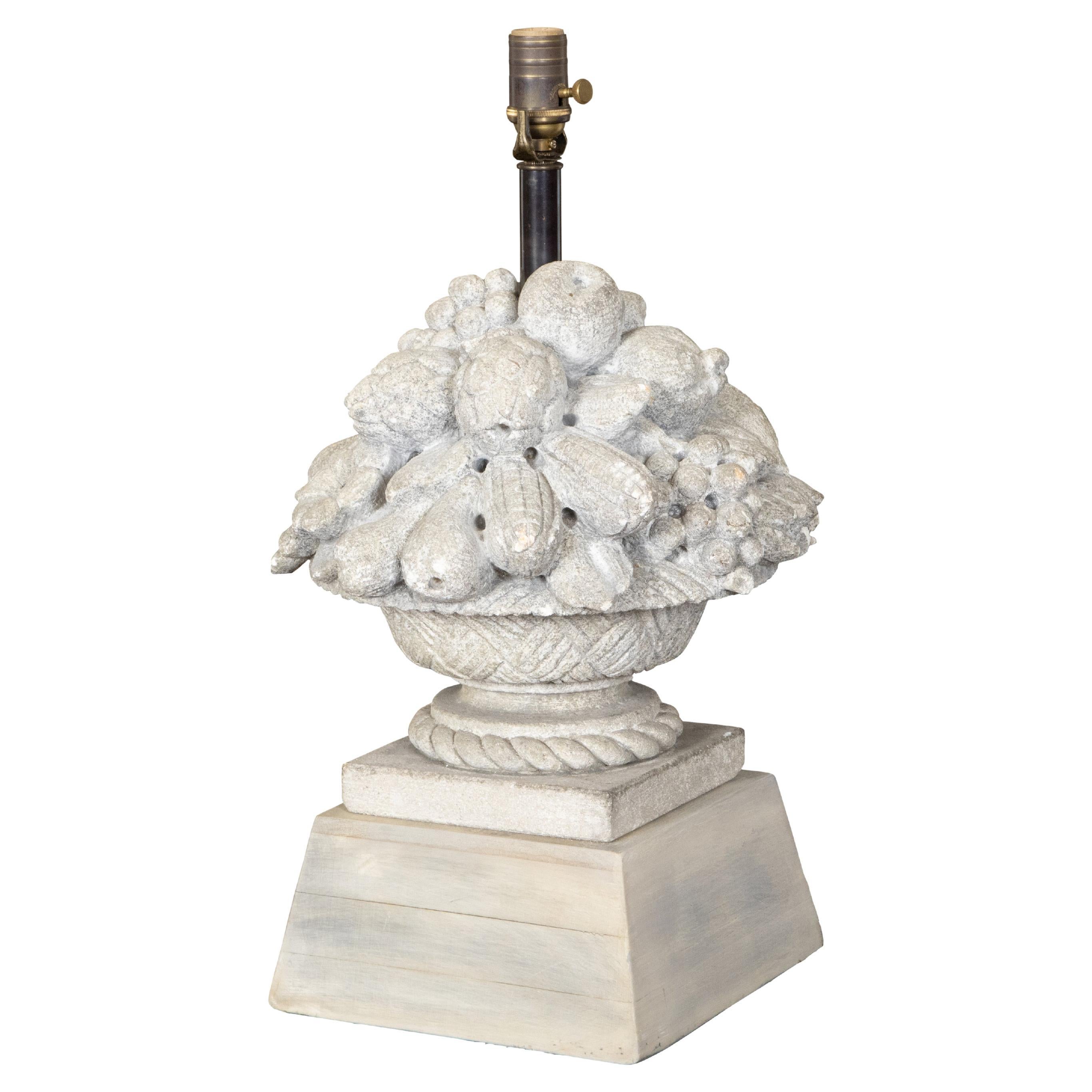 Lampe de table en pierre sculptée des années 1940 représentant un bol de fruits sur piédestal en vente