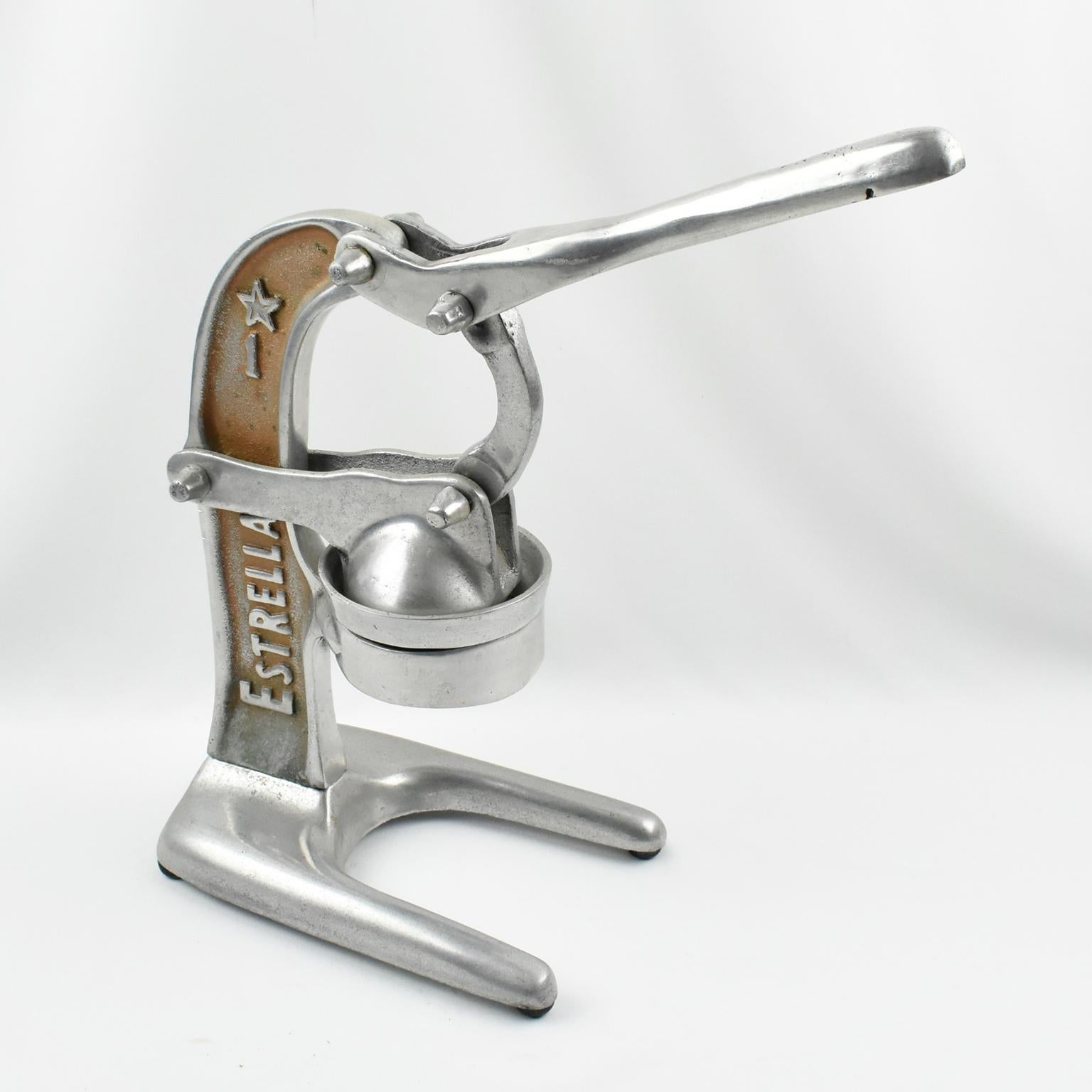 So cool 1940s lemon squeezer or juicer. Heavy duty mechanical barware tool, that almost looks like a torture machine!
Industrial tabletop citrus press was used in Cafes and Restaurants in France, made of cast aluminum, the entire piece is ready to
