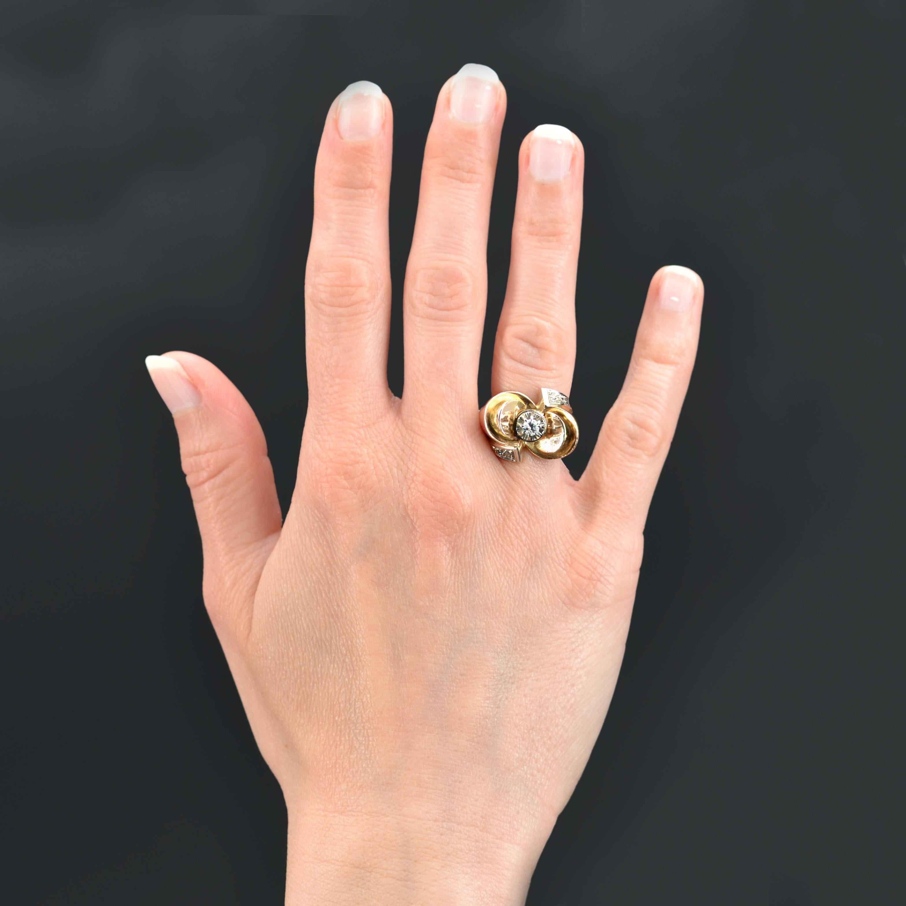 Ring in 18 karat rose gold, eagle head hallmark, and platinum, dog head hallmark.
Retro ring, its mounting forms an important knot decorated in the center of an intermediate brilliant- cut diamond retained with platinum claws. On either side of the