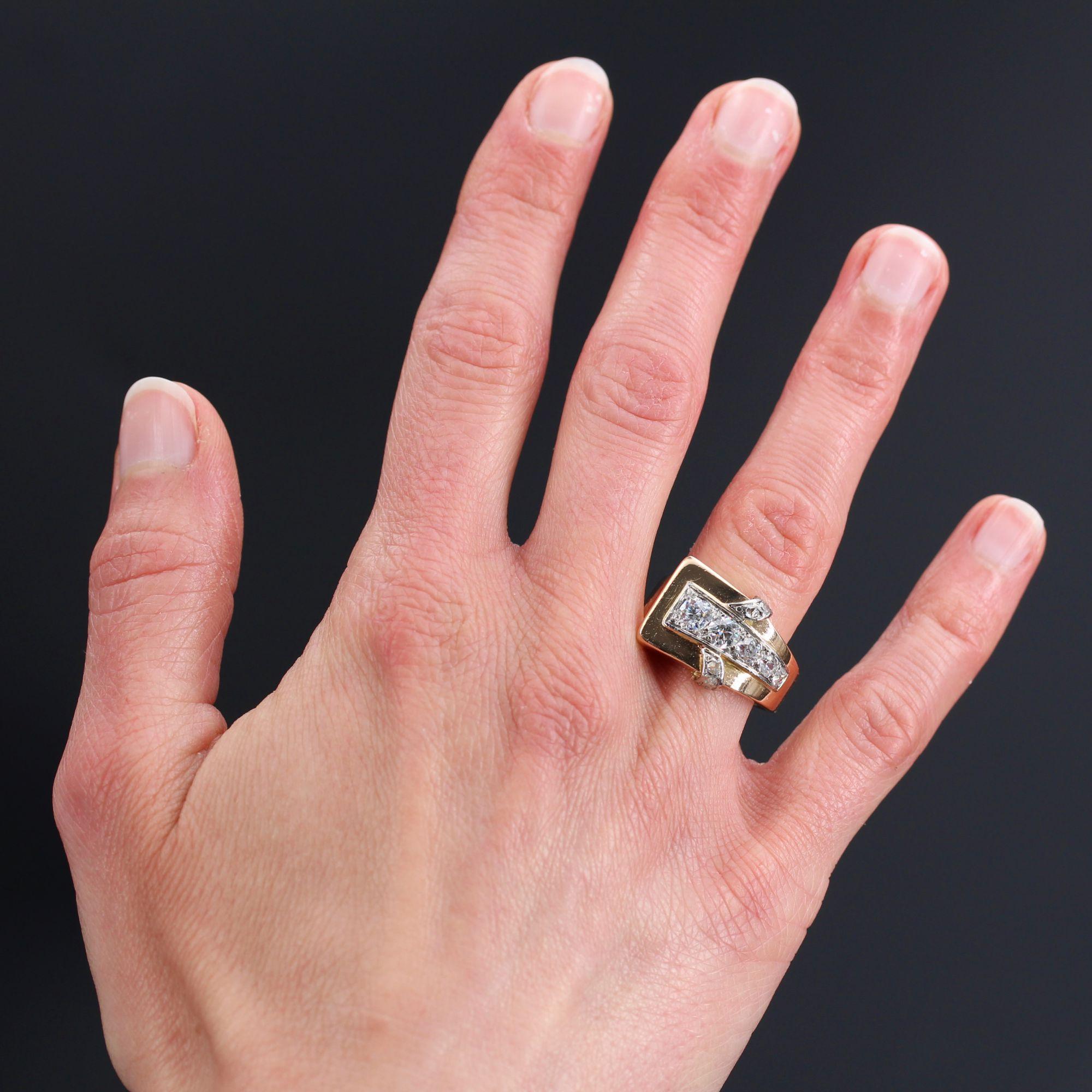 Ring in 18 karat rose gold, eagle head hallmark.
Superb and original tank ring, it is set on its top with a fall of 5 antique brilliant- cut diamonds in an asymmetrical way. 2 links are located on both sides and are set with 2 x 2 rose-cut