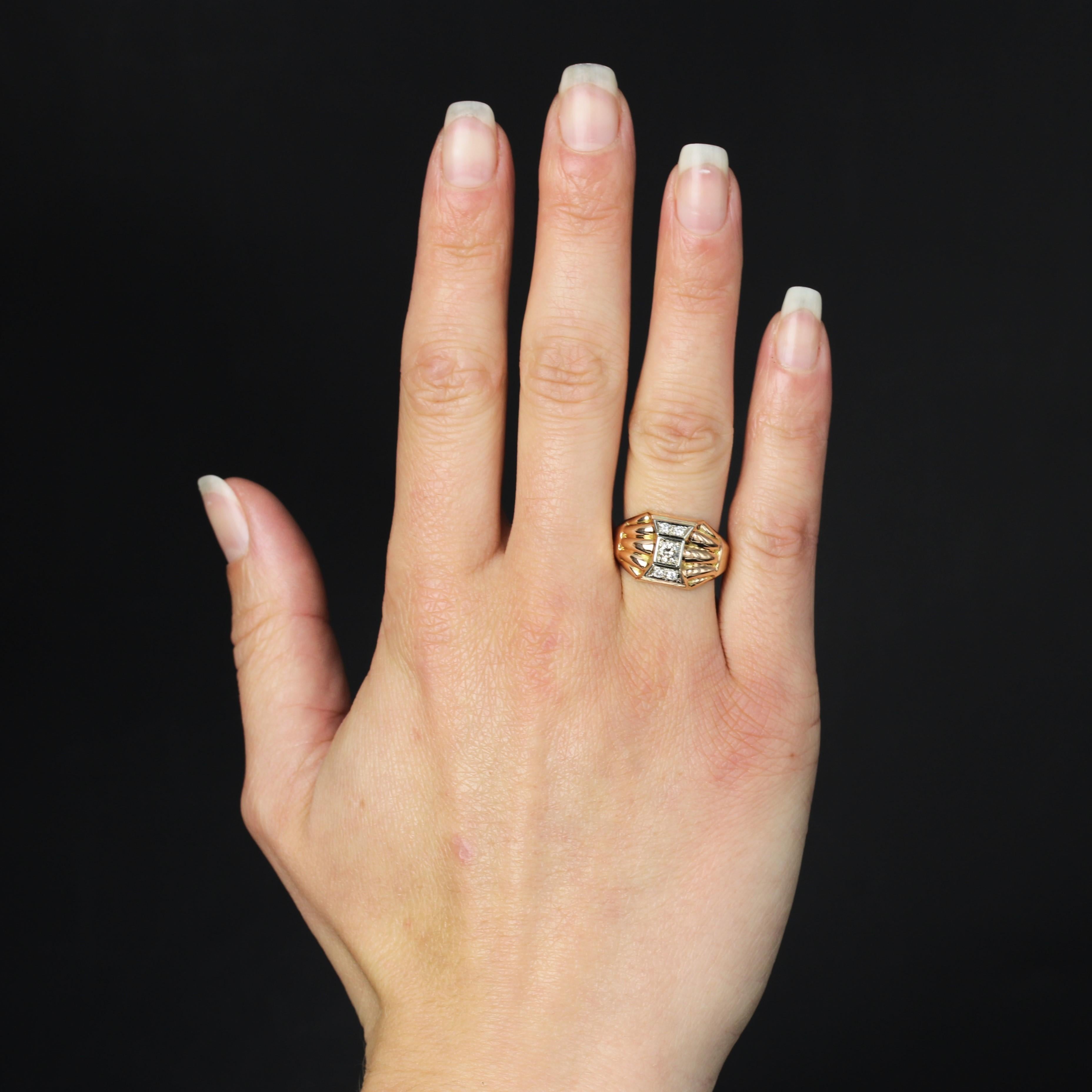 Ring aus 18 Karat Roségold, Adlerkopfpunze.
Der elegante, kuppelförmige Ring hat ein breites, rundum abgeschrägtes Band, das oben durch 2x5 Gadroon-Motive verbreitert wird. In der Mitte ist ein geometrisches Muster mit Diamanten im Brillantschliff